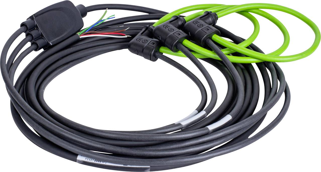 Een bundel zwarte en groene elektrische voertuig laadkabels met aansluitingen en draden, opgerold en gerangschikt op een witte achtergrond.