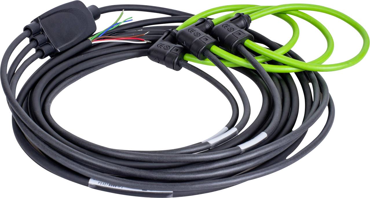 Een opgerolde set van zwarte en groene elektrische kabels met aansluitingen en blootliggende draden aan één uiteinde, gebruikt voor elektronica of elektrische stroomoverdracht.