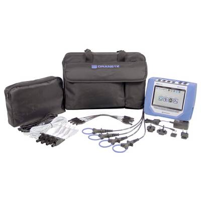 Draagbare DRANETZ elektrische testkit met blauwe analyzer, zwarte dragtassen, sensorklemmen en kabels uitgelegd op een witte achtergrond.