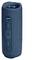 Een blauwe cilindrische draagbare Bluetooth-speaker met een gestructureerde oppervlakte. Hij beschikt over bedieningsknoppen en een oplaadpoort aan de zijkant.