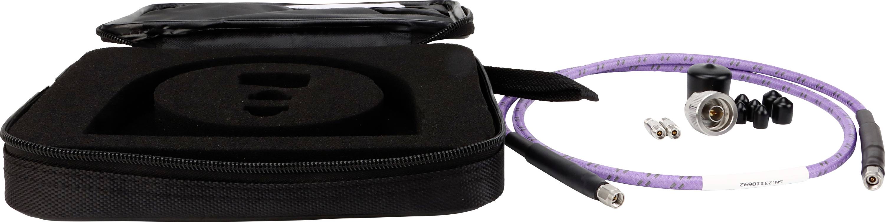 Een zwarte draagtas met een schuimrubberen inzetstuk, met daarin een paarse kabel, connector en twee kleine adapters.