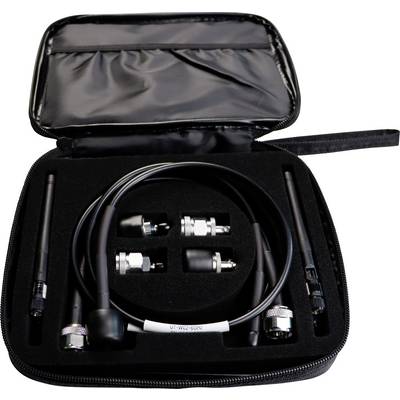 Een zwarte ritssluiting tas met een antenne-kit, bestaande uit meerdere connectoren, kabels en antennes, netjes gerangschikt in een schuimopvulling.