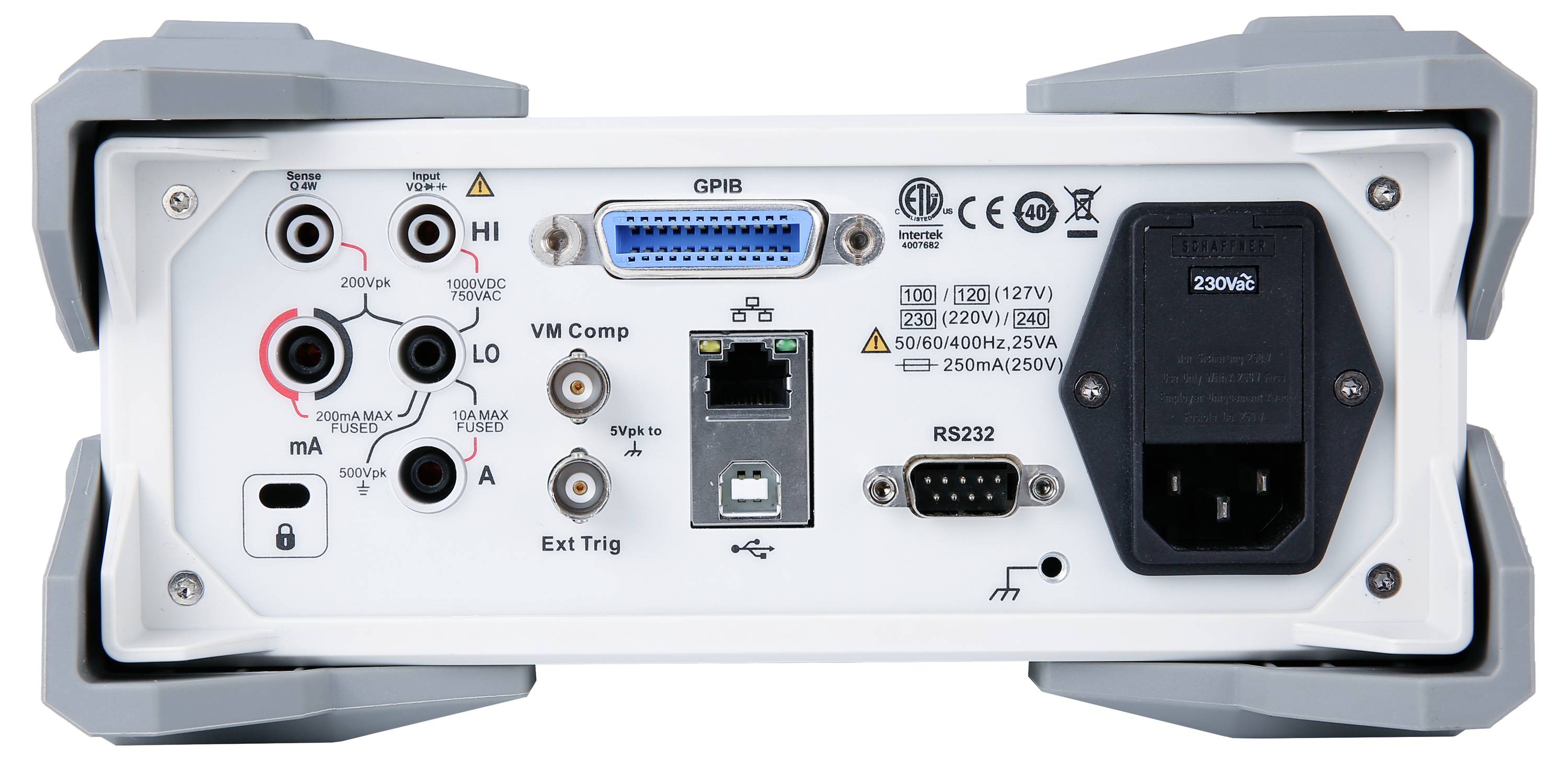 Achterpaneel van een elektronisch apparaat met verschillende ingang- en uitgangspoorten, waaronder GPIB, USB, RS232 en een stroomaansluiting.