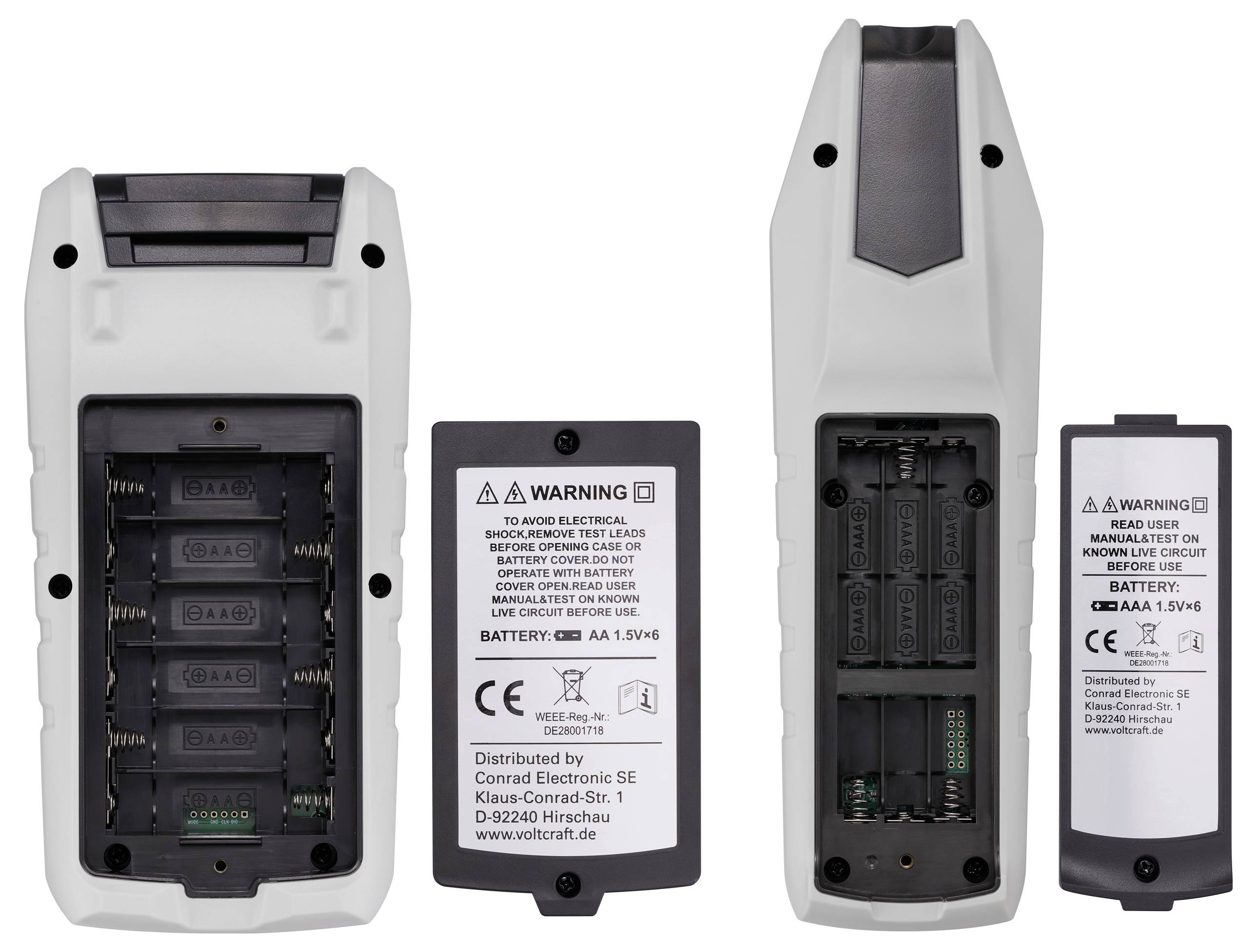 Twee elektronische apparaten met open batterijvakken, met vier AA- en AAA-batterijsleuven. Waarschuwingsetiketten op verwijderbare deksels.