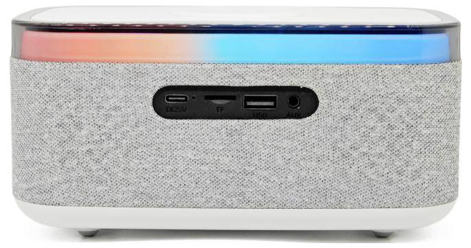 Een grijze rechthoekige speaker met LED-verlichting bovenop, die een verloop van rood naar blauw toont. Kenmerken zijn onder andere een USB-poort en audio-ingang.
