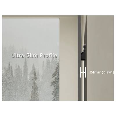 'Ultradun profiel: 24 mm (0,94")' op een raamscène met sneeuwbedekte bomen buiten, met smalle framontwerp.