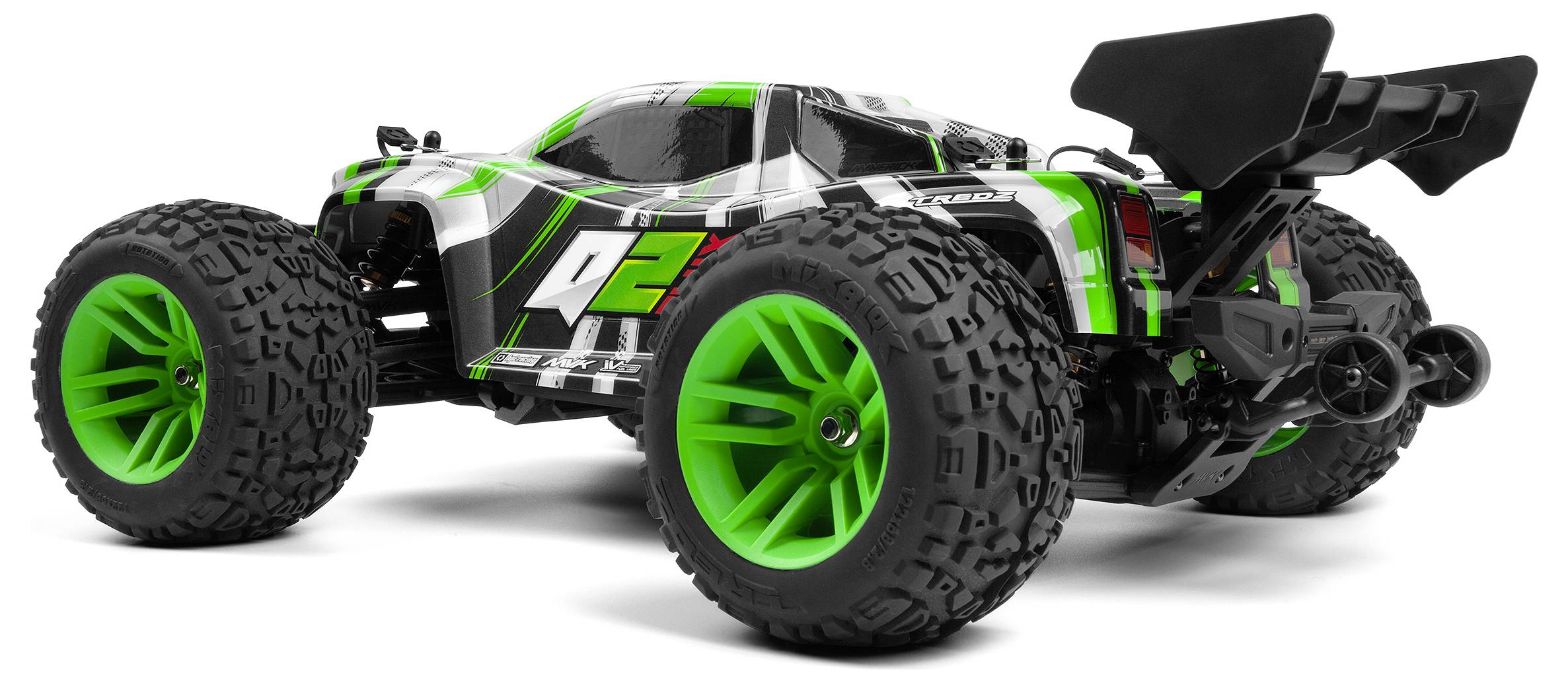 Een groene en zwarte speelgoed monstertruck met grote banden en een achterspoiler, dat een sportief ontwerp laat zien.