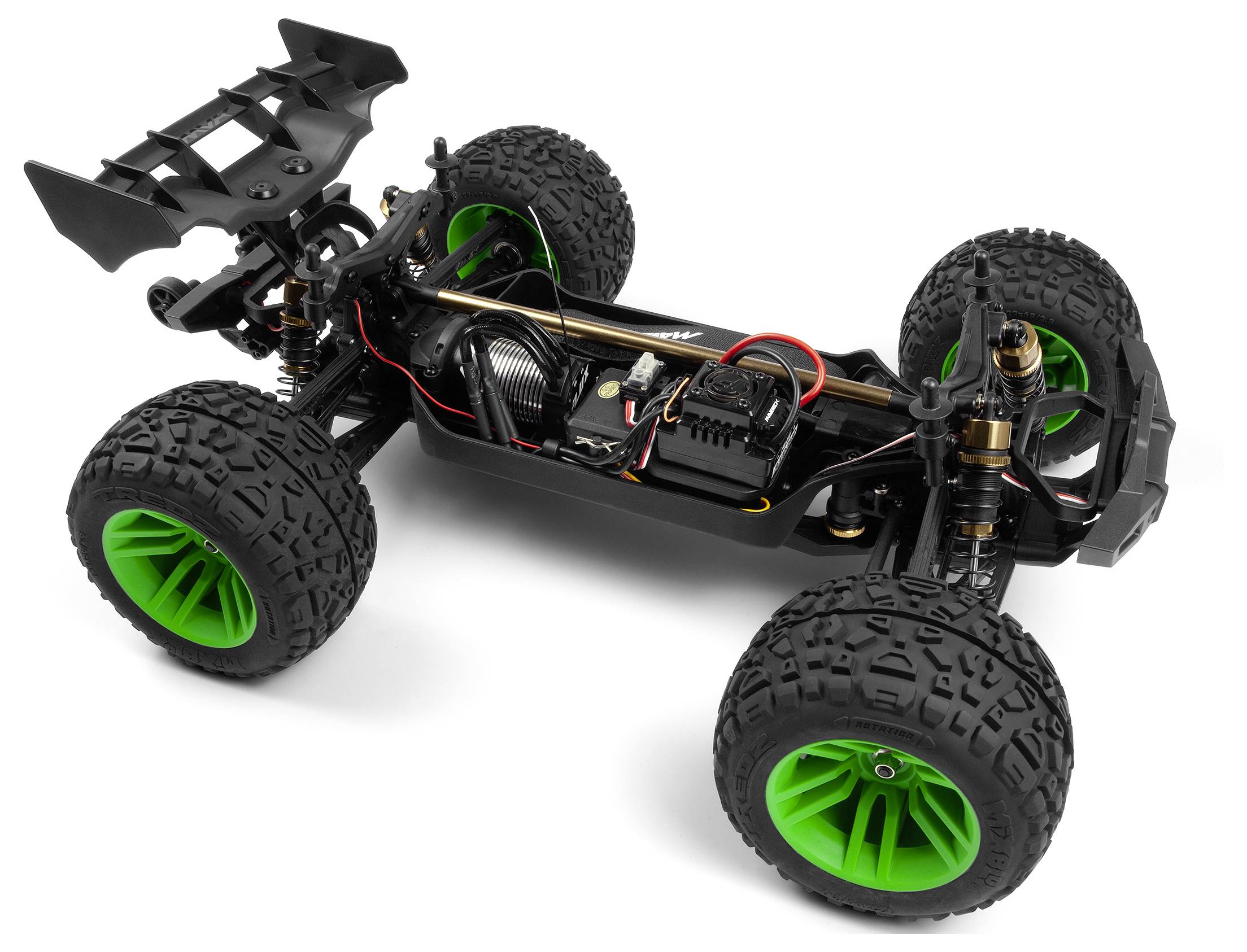 'Zwarte RC-autocarrosserie met groene wielen, blootgestelde elektronische componenten en terreinbanden, bekeken vanuit een hoog standpunt.'