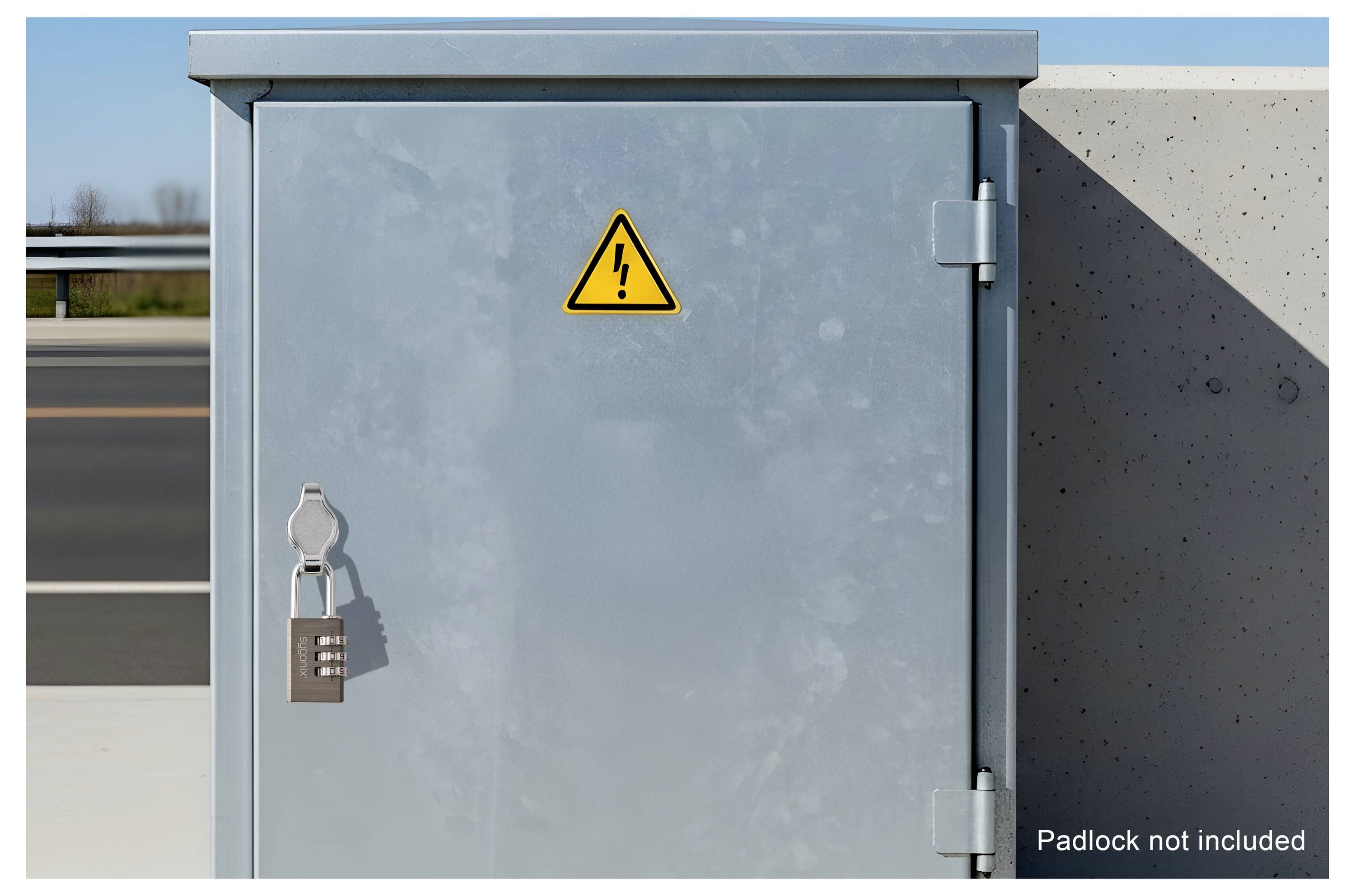 Een metalen elektrische kast met een geel waarschuwingsbord en een slot met een nummertoetsenblok. Tekst luidt: 'Hangslot niet inbegrepen.' Langs een weg.