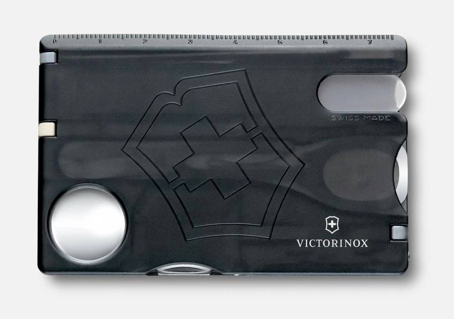 Zwart Victorinox Zwitsers multi-gereedschap ter grootte van een pasje met liniaalmarkeringen, circulaire opening en uitsnijdingen op een witte achtergrond.