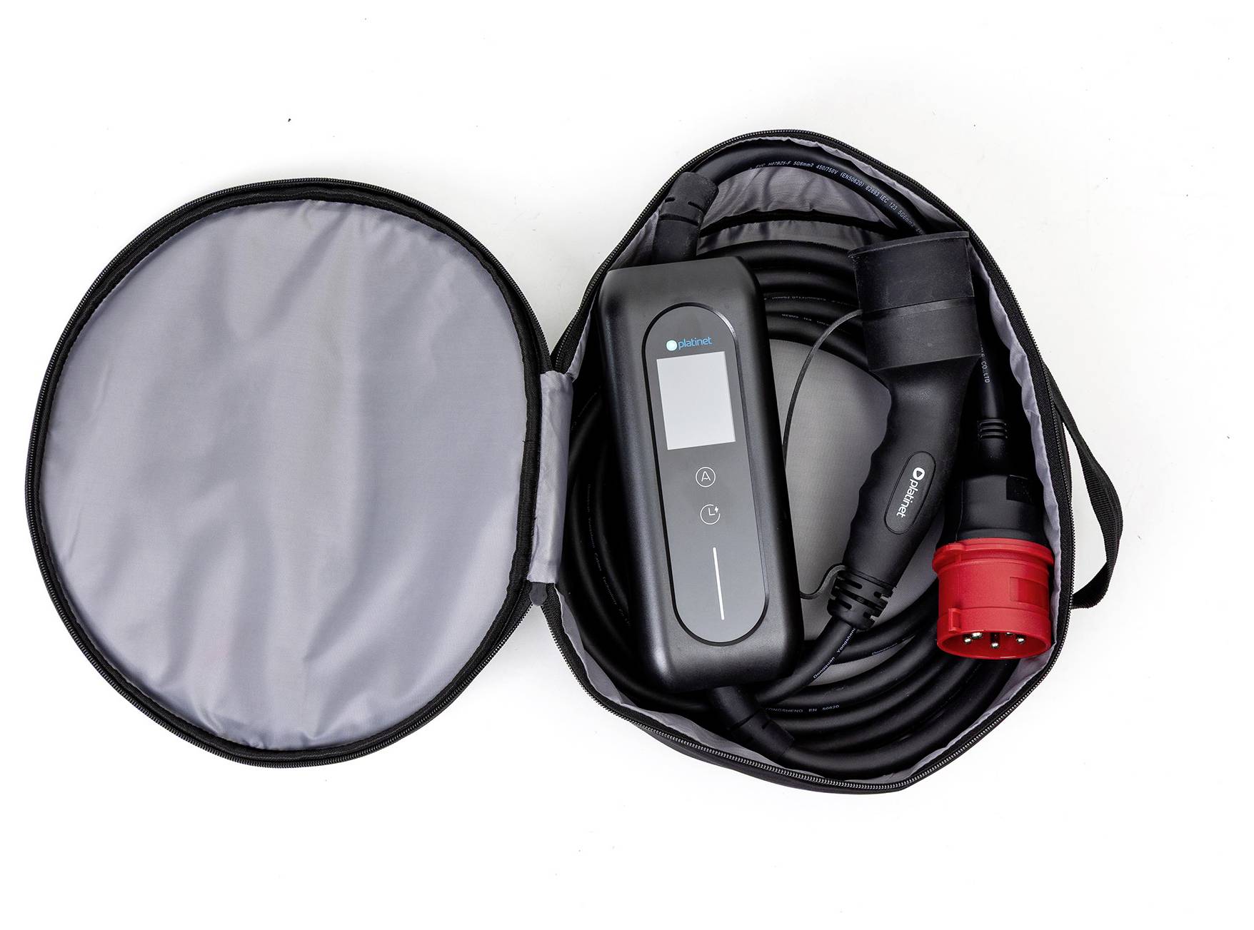 Draagbare elektrische voertuig oplader met kabel, stekker en digitaal display, netjes geplaatst in een open rond draaghoesje.