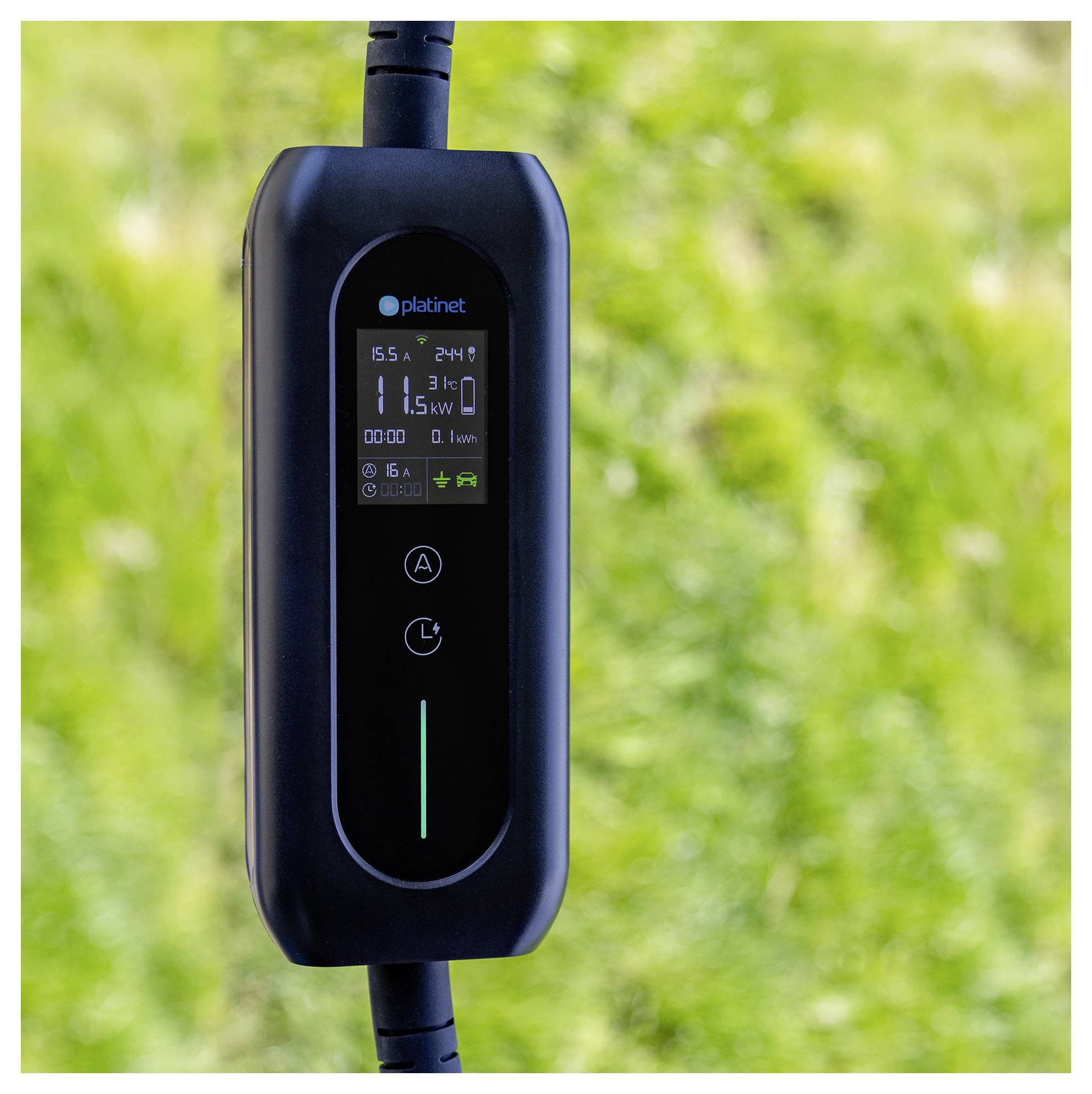 Elektrische voertuigoplader display dat energieverbruik en instellingen toont, gemonteerd tegen een vervagde natuurlijke achtergrond.