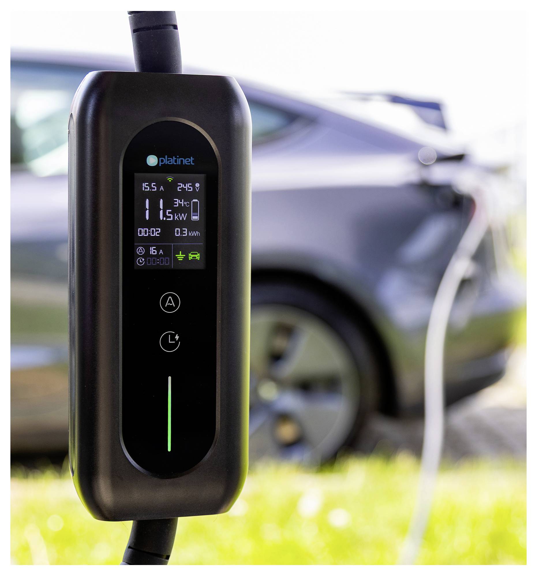 Een elektrisch voertuig (EV) is aan het opladen, verbonden met een laadstation dat '11,5 kW' en '002' eenheden weergeeft, met een auto op de achtergrond.