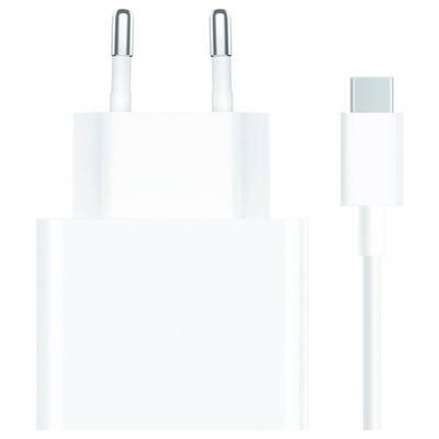 Een witte USB-C wandoplader met EU-stekker, waarbij de kabel en adapter zichtbaar zijn.