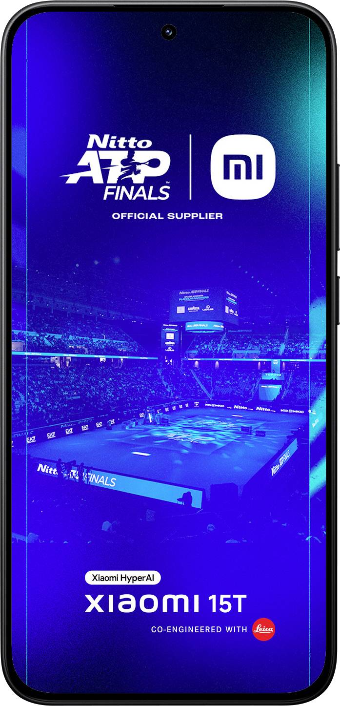Een Xiaomi-smartphonescherm toont een digitale poster voor de Nitto ATP Finals, met een tennisarena en logo's van Xiaomi en het toernooi.