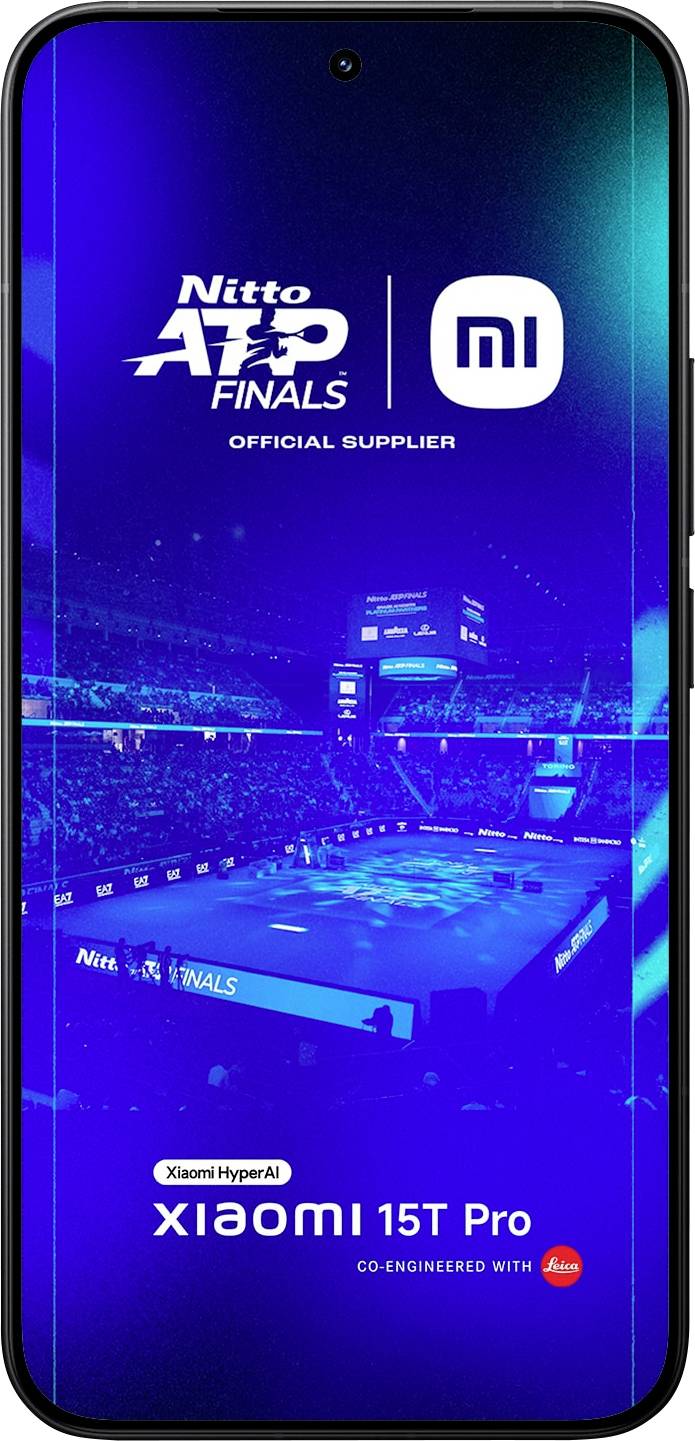 Een smartphonescherm toont een tennisarena 's avonds tijdens de Nitto ATP Finals, met 'Xiaomi 13T Pro' branding en officiële toeleverancierslogo's.
