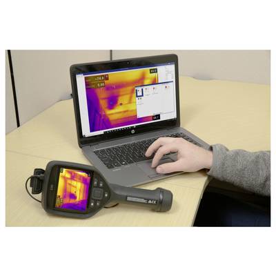 Een thermische beeldvormingsapparatuur geeft warmtegegevens weer op een laptop. Een persoon gebruikt de laptop om de thermische afbeelding te analyseren en warmtevariatie te markeren.