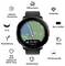 Een smartwatch met een kaart waarop routegeleiding wordt weergegeven. Omringende pictogrammen benadrukken functies: GPS, AMOLED-touchscreen, hartslag, slaaptracking en sportprofielen.
