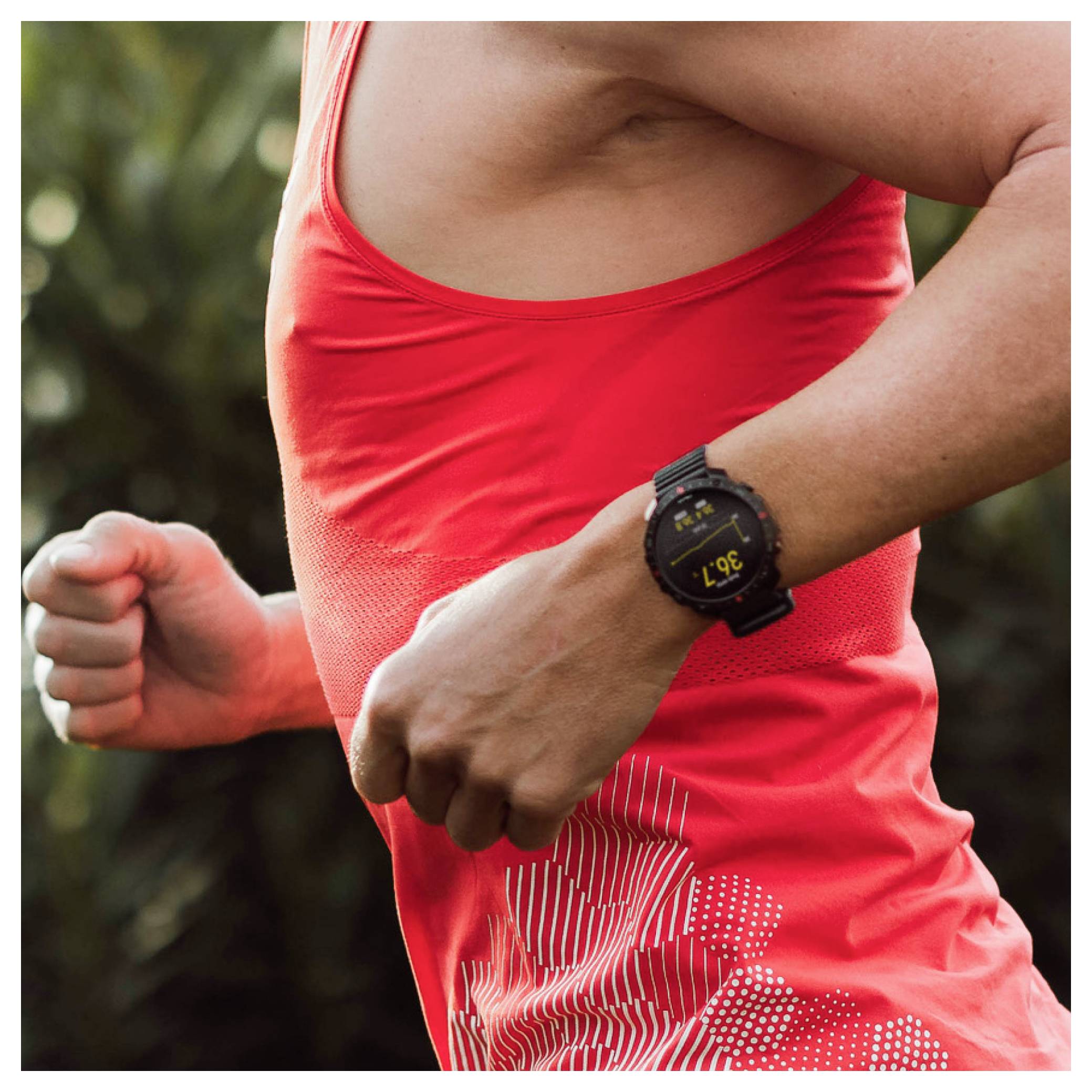 Een persoon die buiten rent, gekleed in een felrode sportshirt en een smartwatch die activiteitsgegevens weergeeft.