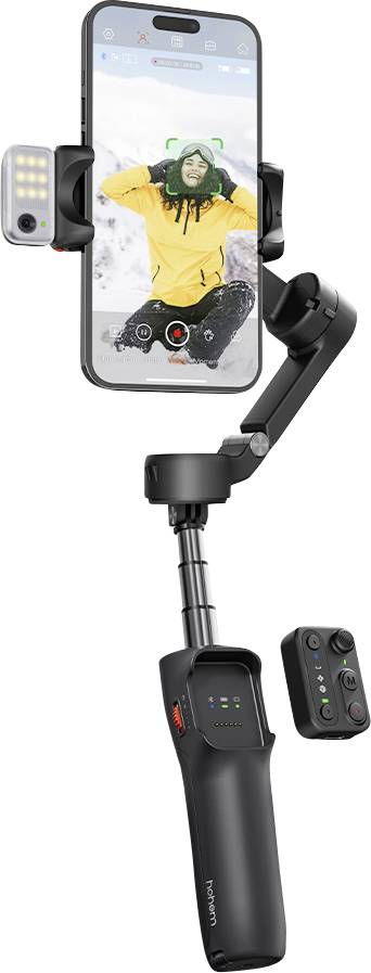 Een smartphone die gemonteerd is op een gimbal en een video opneemt van een persoon in een besneeuwde omgeving, met zichtbare bedieningselementen voor zoom en belichting.