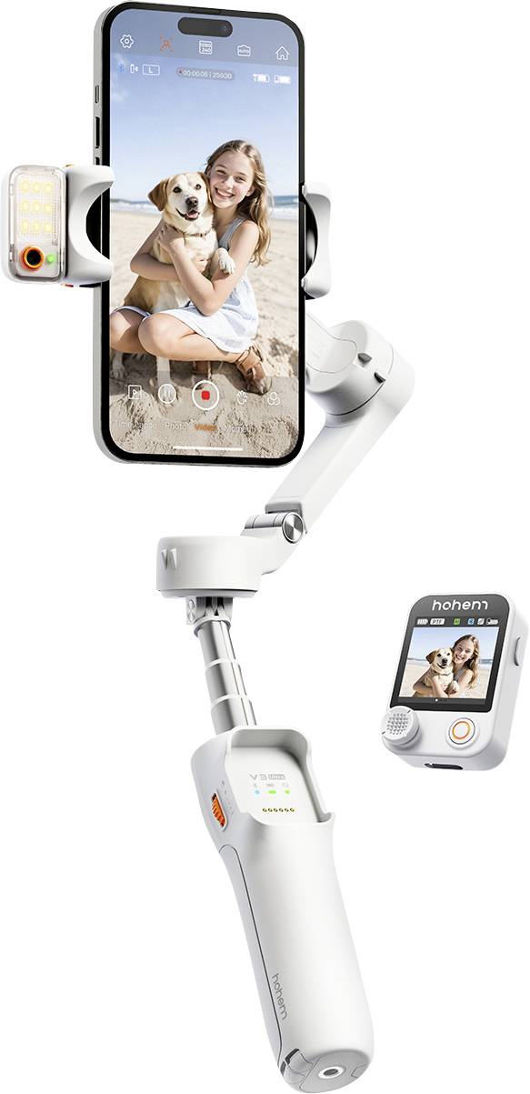 Een smartphone bevestigd op een witte handmatige stabilisator toont een vrouw die lacht en een hond vasthoudt op een strand, waarbij de stabilisatiecapaciteit wordt gedemonstreerd.