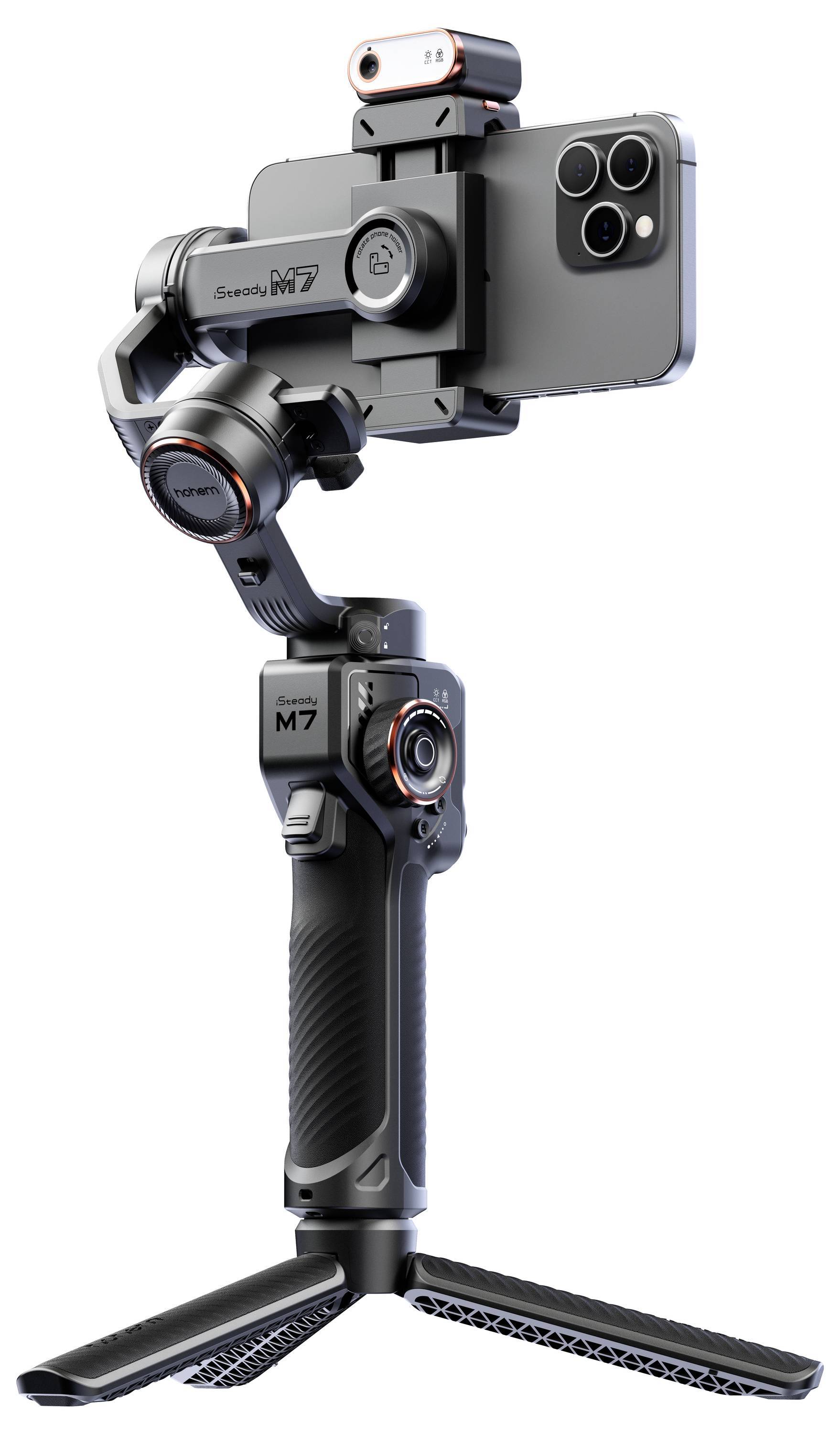 Een smartphone bevestigd op een Smooth M7-gimbal, ontworpen voor stabilisatie tijdens video-opnames, staat op een driepootstatief.