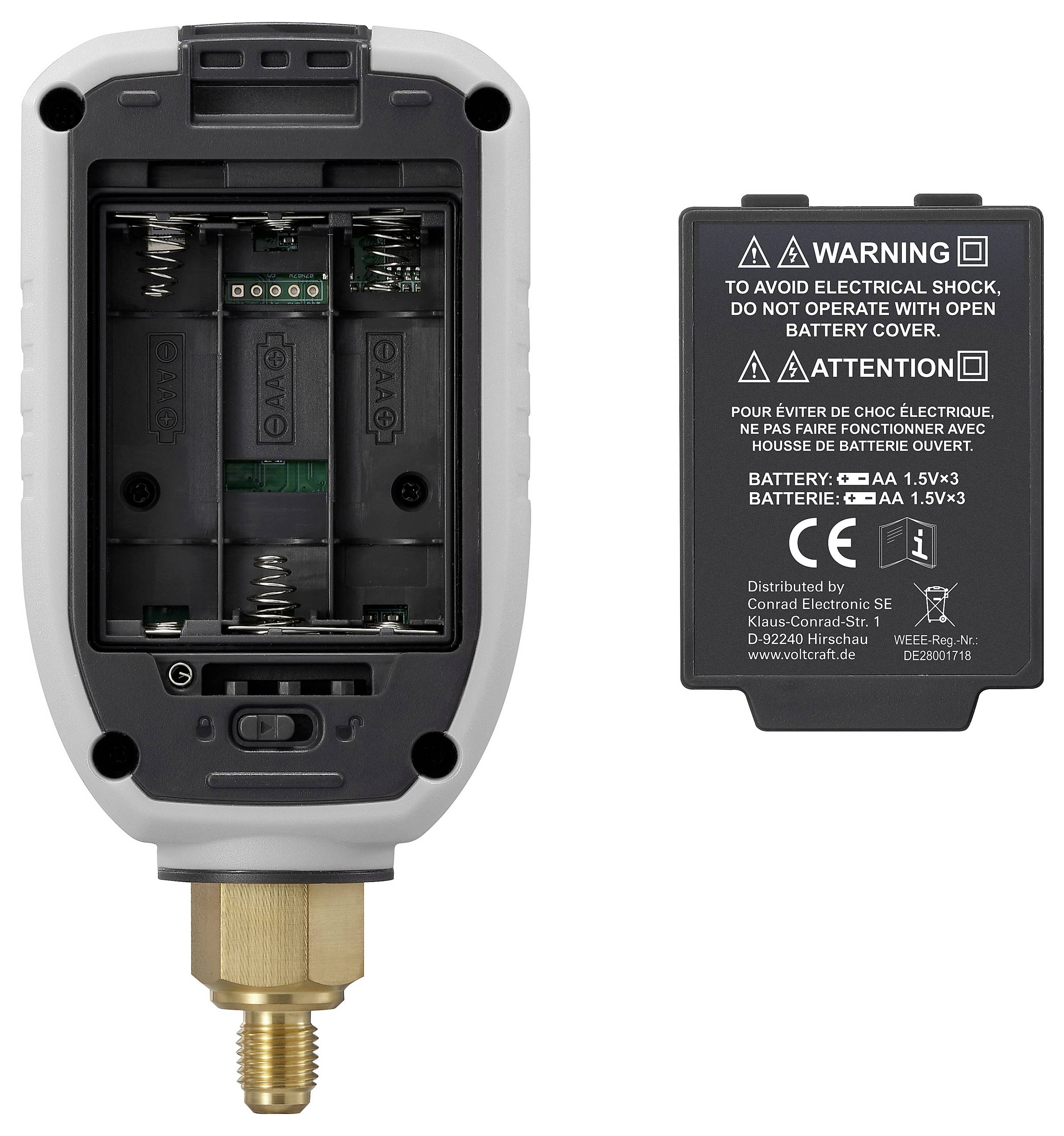 De afbeelding toont een batterijvak van een elektronisch apparaat aan de linkerkant, met twee AA-batterijen erin geplaatst, en een batterijdeksel aan de rechterkant waarop veiligheidswaarschuwingen staan over elektrische schok.