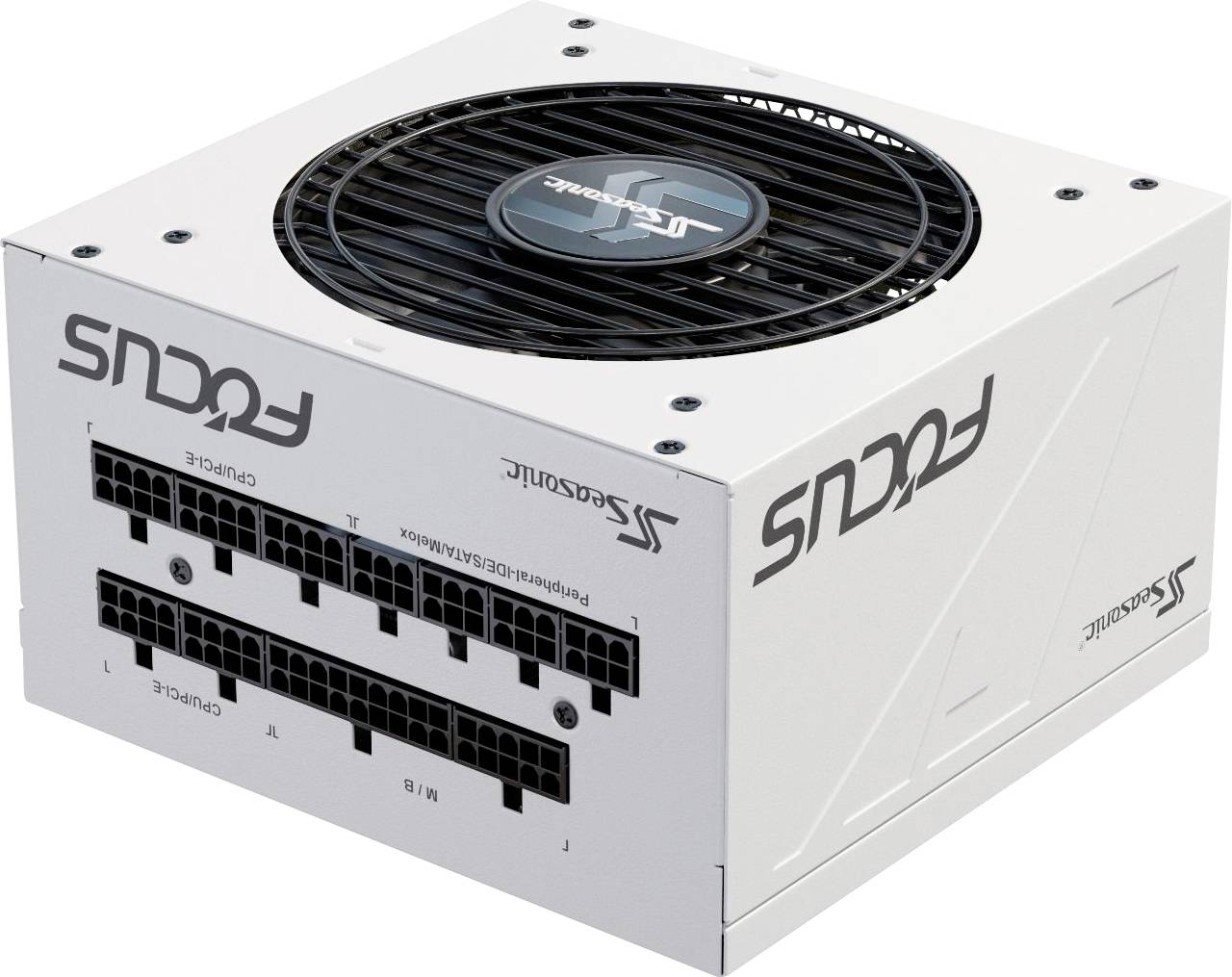 Witte computervoeding met een grote ventilator aan de bovenkant, gelabeld als 'Focus'. Meerdere aansluitpoorten zichtbaar aan de zijkant.