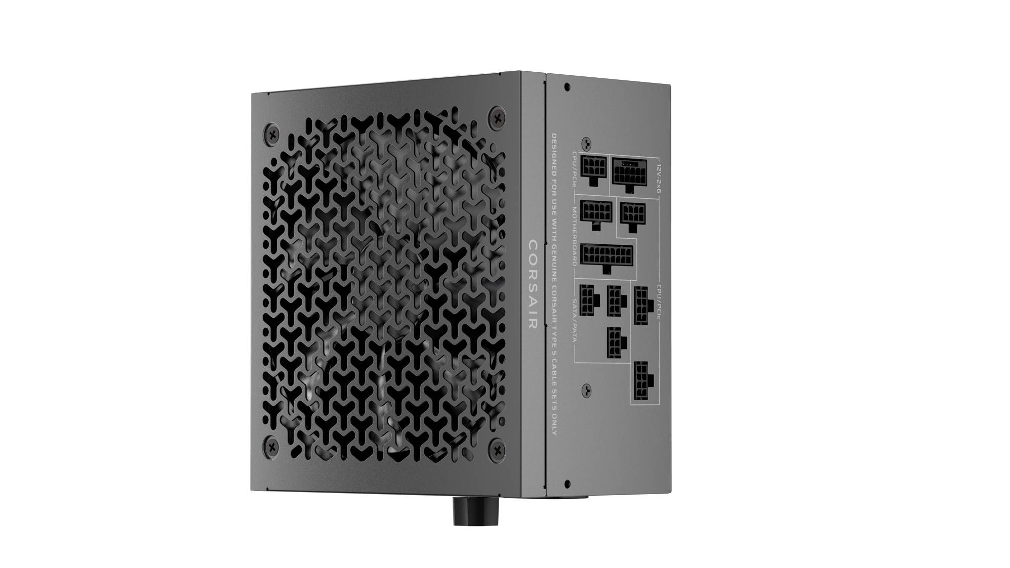 Een zwarte computervoeding met een honingraatrooster en meerdere aansluitpoorten aan de zijkant, voorzien van het label 'CORSAIR.'