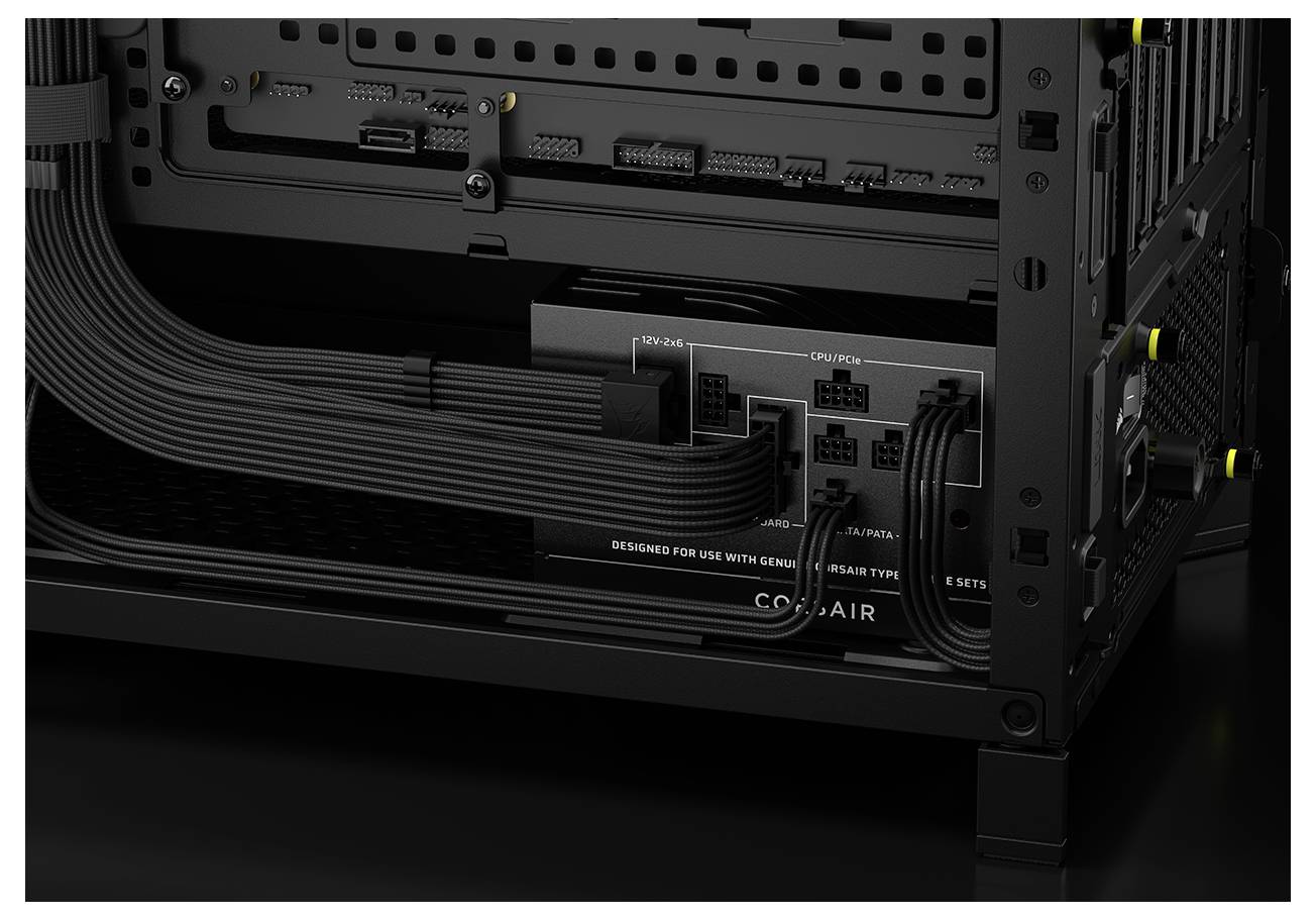 Een close-up van de interne componenten van een computer met netjes gerangschikte stroomkabels die zijn aangesloten op een voedingsunit in een computerbehuizing.