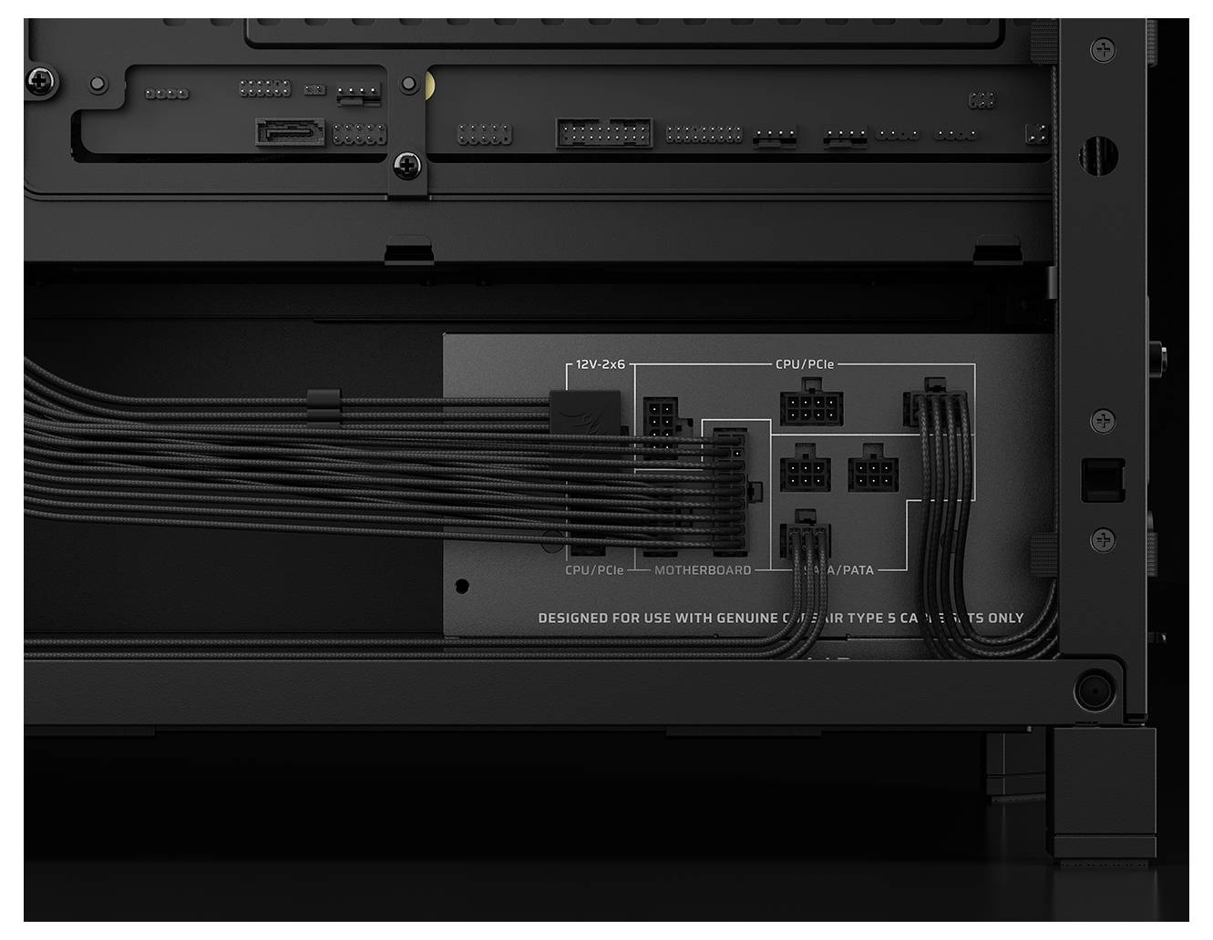 Close-up van een computervoeding met meerdere aangesloten kabels die gelabeld zijn als 'CPU/PCIe' en 'Moederbord'.