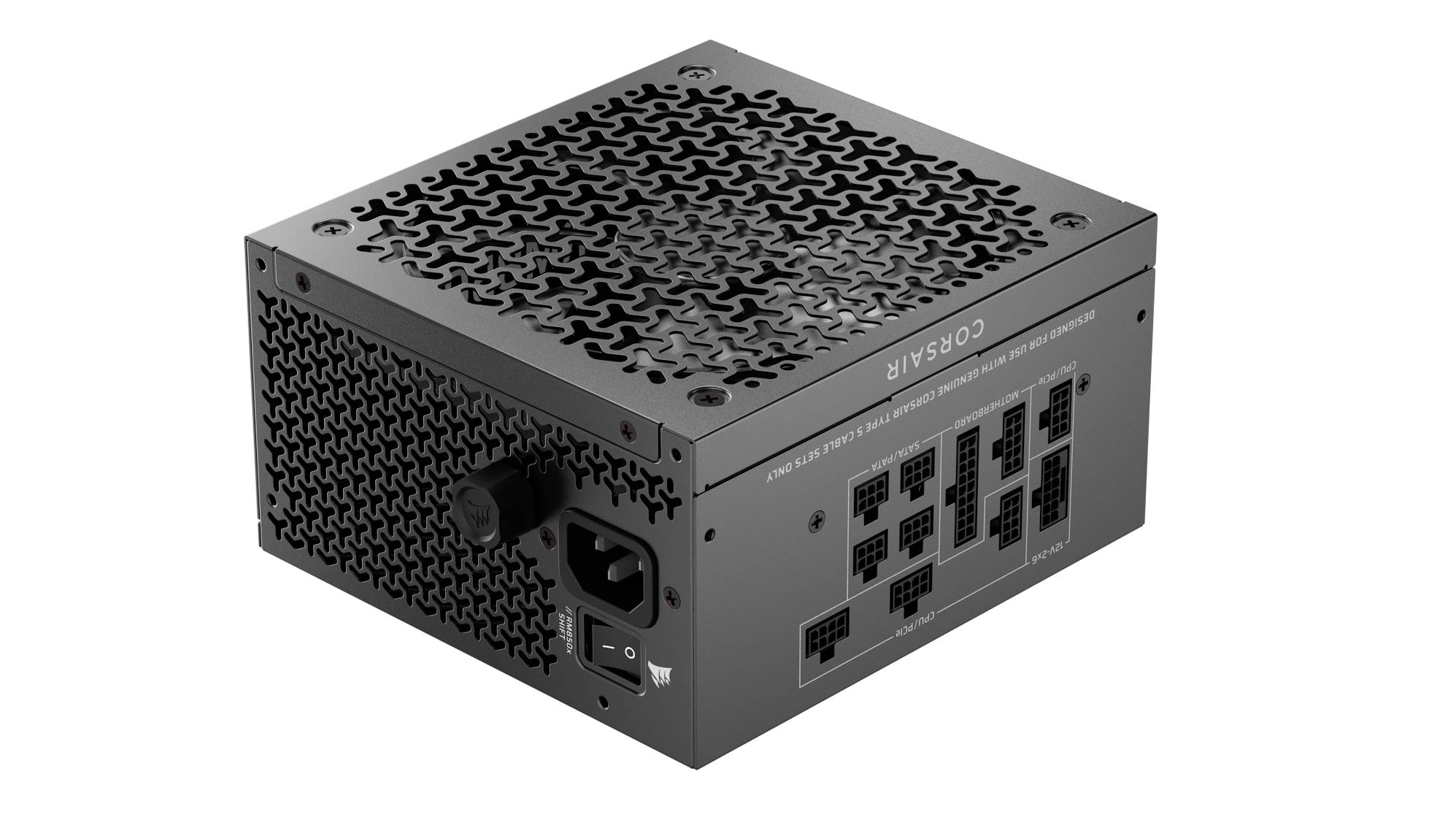 Een zwarte computer voedingseenheid met een ventilatorrooster, meerdere poorten en een aan-uitschakelaar aan de zijkant, gebruikt om PC-componenten van stroom te voorzien.