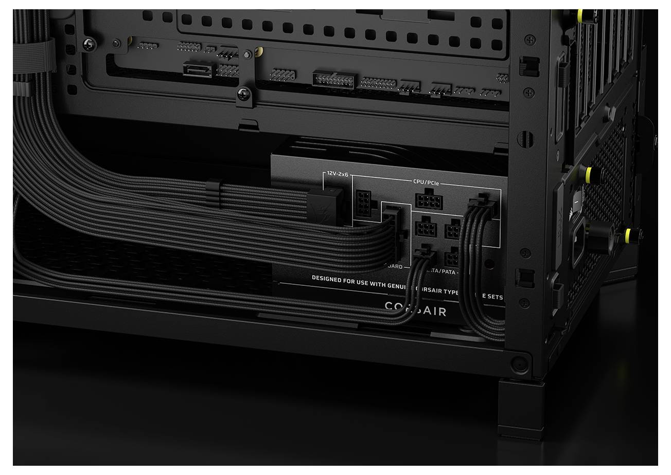 Een voedingsunit van een computer met meerdere kabelaansluitingen is zichtbaar binnenin een zwarte pc-behuizing, waarbij de nette kabelindeling wordt benadrukt.