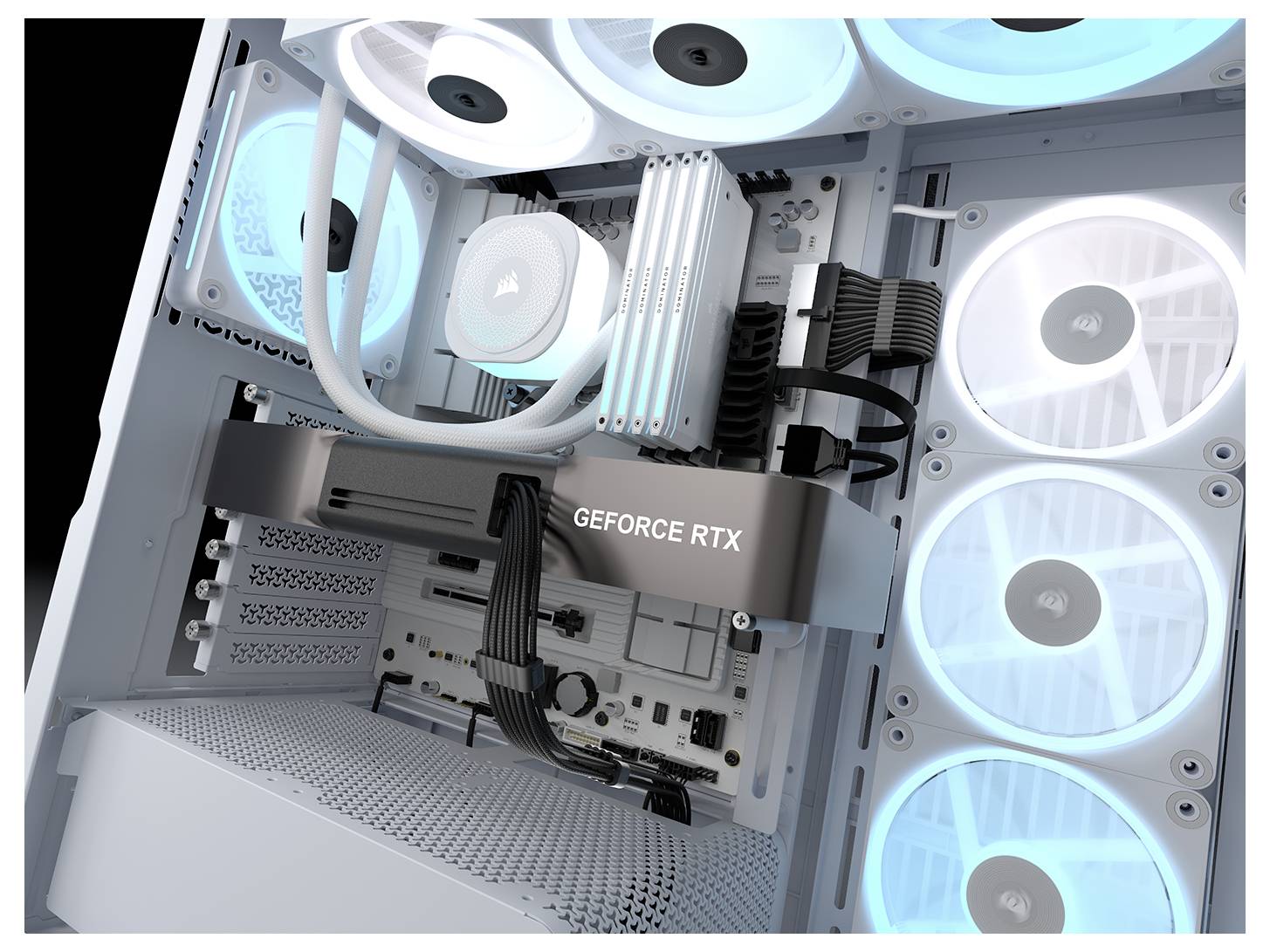 Een computerbehuizing met ventilatoren, een GeForce RTX grafische kaart en een koelsysteem van binnen. De componenten zijn netjes gerangschikt in een ruimtelijke indeling.