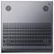 De afbeelding toont de onderkant van een rechthoekig elektronisch apparaat met vier rubberen voetjes en een groot geventileerd gedeelte voor koeling.