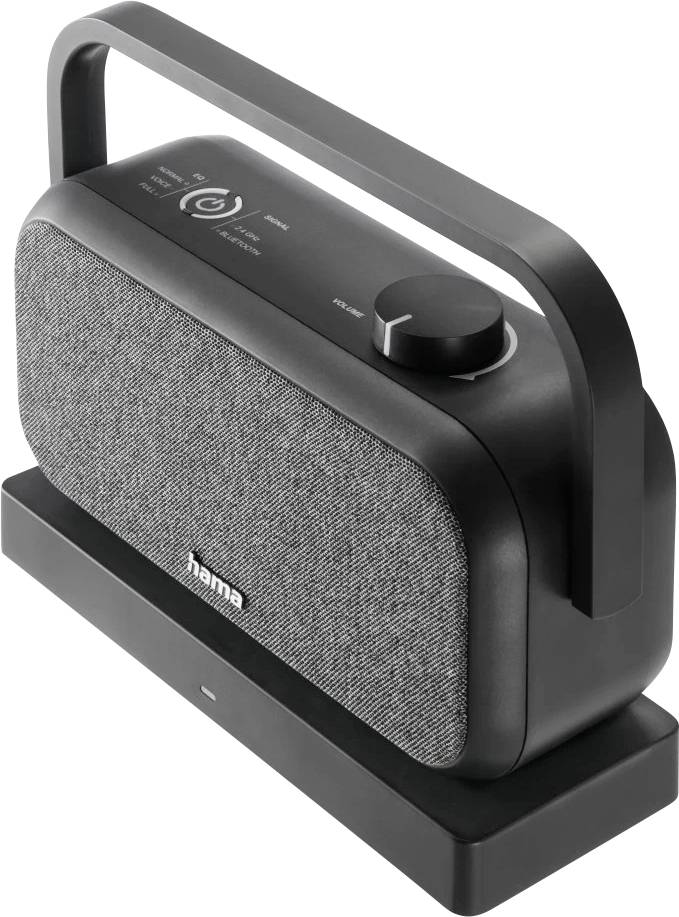 Een draagbare zwarte speaker met een grijze stoffen voorkant, voorzien van een grote volumeknop en bedieningsknoppen bovenop, geplaatst op een dockingstation.