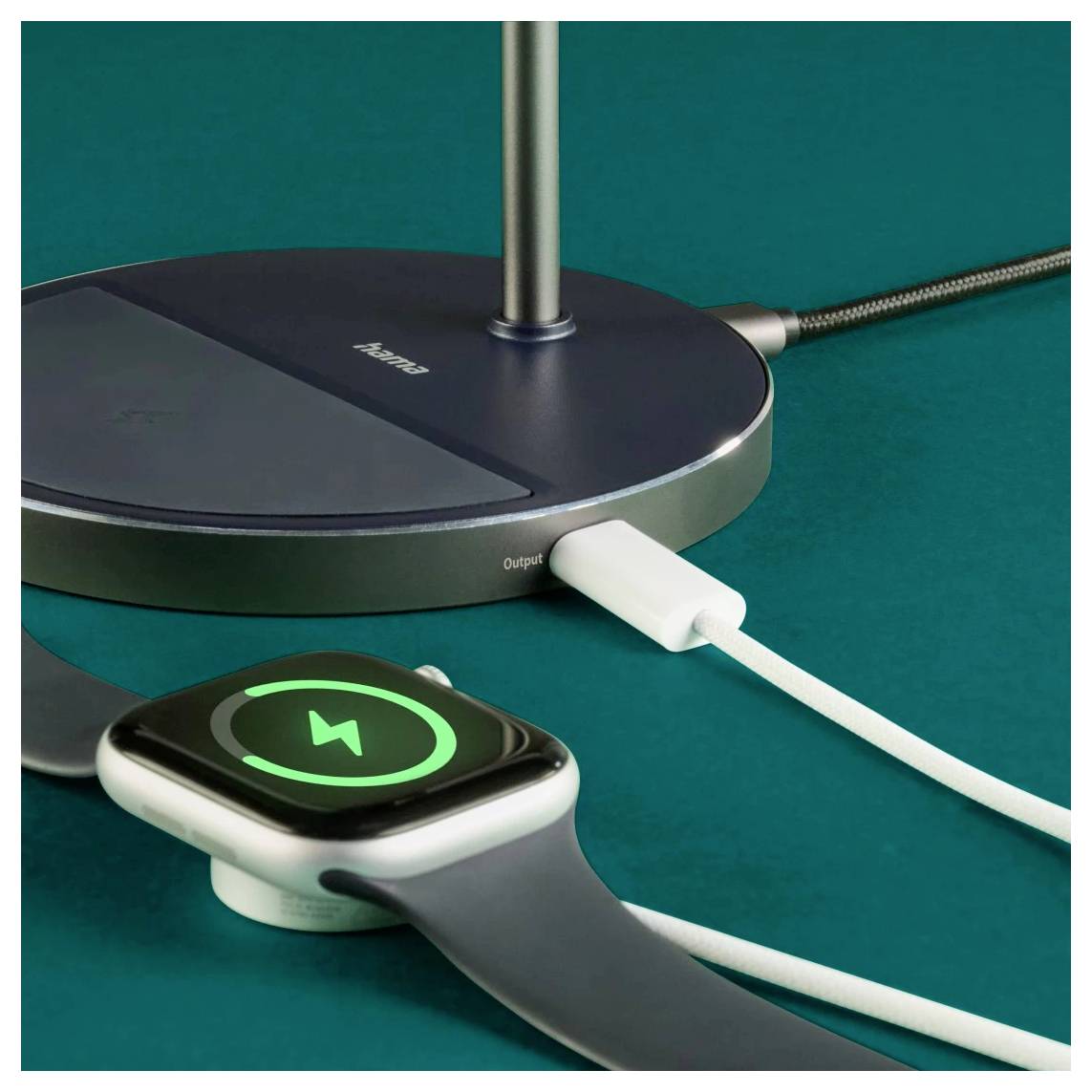 Een smartwatch op een oplaadstandaard toont een batterijpictogram met een bliksemschicht, wat aangeeft dat het apparaat aan het opladen is en verbonden via een USB-kabel.