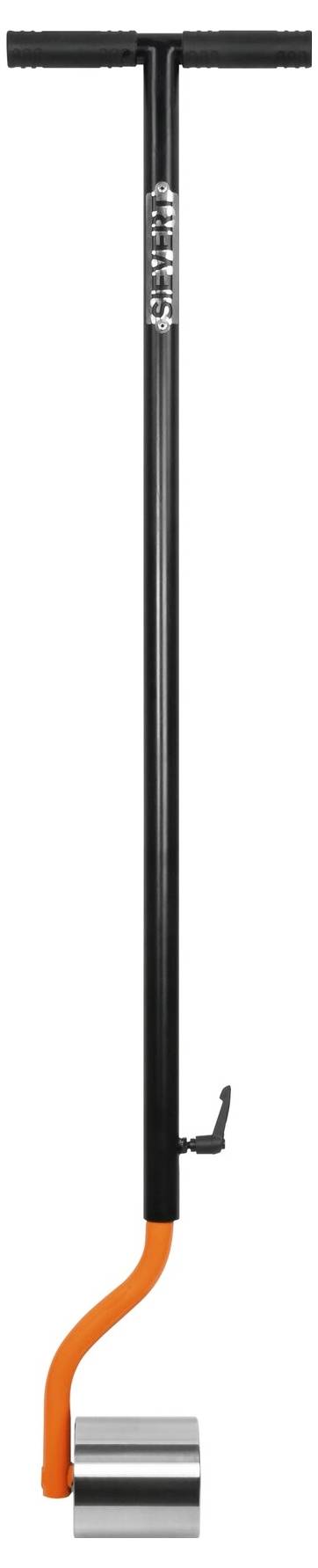 Een pogo-stok met een zwarte stuurstang en een verende constructie aan de onderkant, ontworpen voor het maken van sprongen.