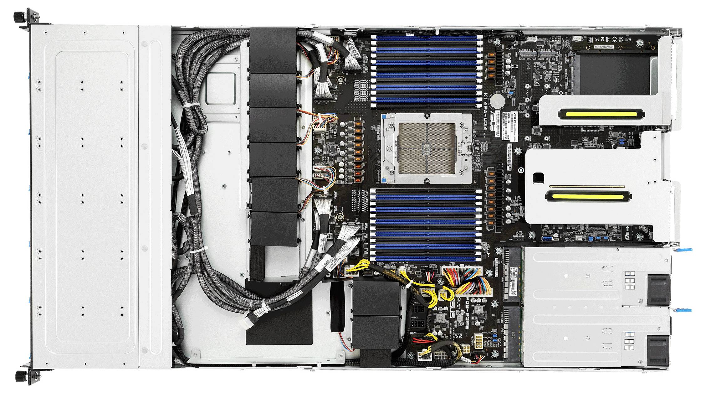 De afbeelding toont het interieur van een serverrek met netjes georganiseerde kabels, dubbele voedingseenheden en blauwe koellichamen over RAM-sleuven.