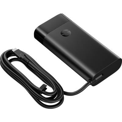 Een zwarte draagbare powerbank met een USB-C-kabel aangesloten, die een strak design laat zien.