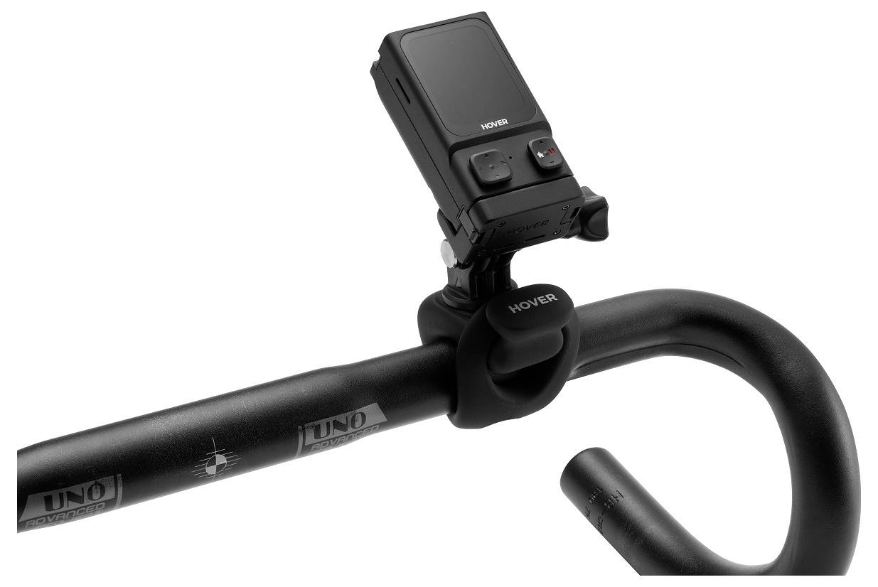 Een kleine camera gemonteerd op een zwarte fietsstuur, gepositioneerd boven het stuur voor gemakkelijke bereikbaarheid en zicht tijdens het fietsen.