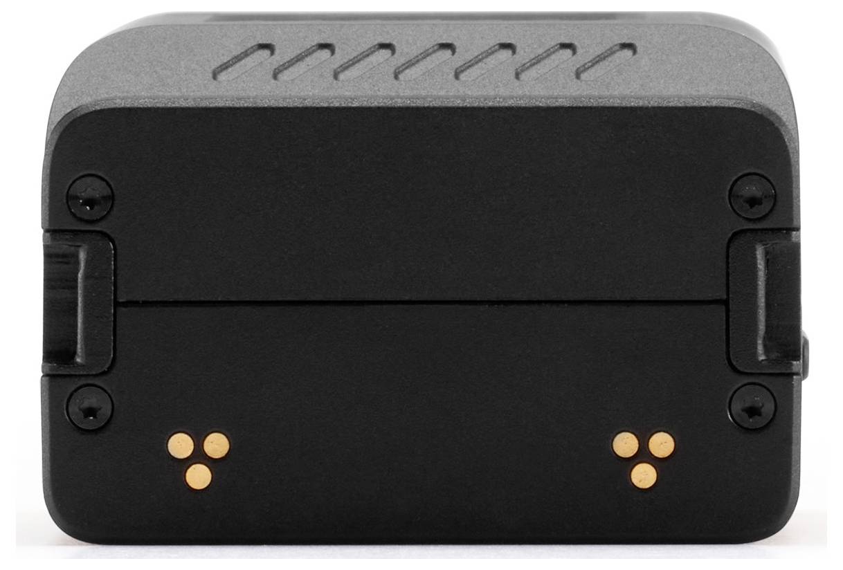 Een kleine zwarte elektronische apparaat met een gestructureerde oppervlakte, voorzien van vier goudkleurige ronde connectoren en twee zwarte scharnieren aan één zijde.