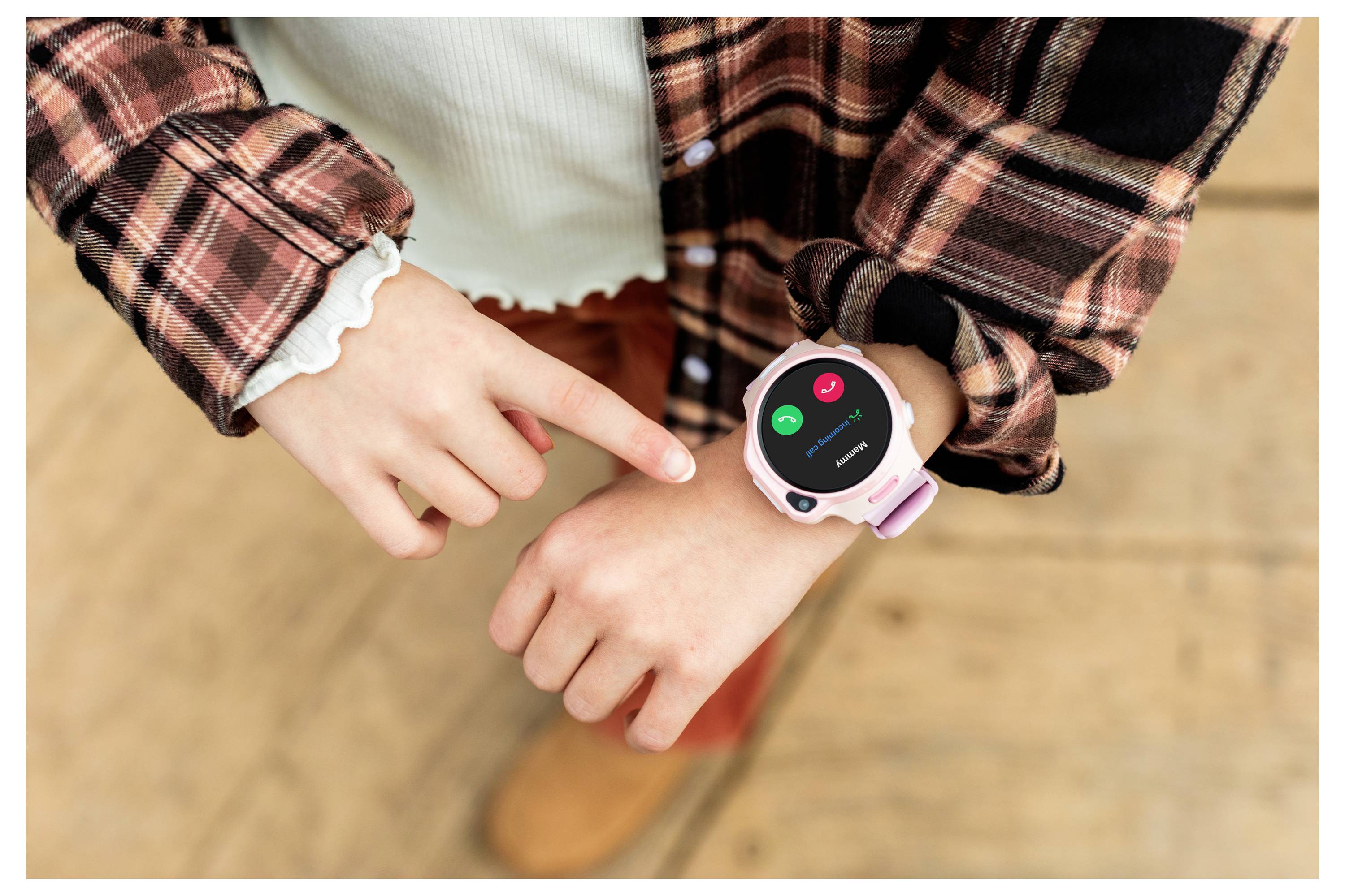 Een persoon draagt een roze smartwatch om de pols en staat op het punt te interageren met het apparaat, waarbij een inkomend gesprekscherm wordt weergegeven.