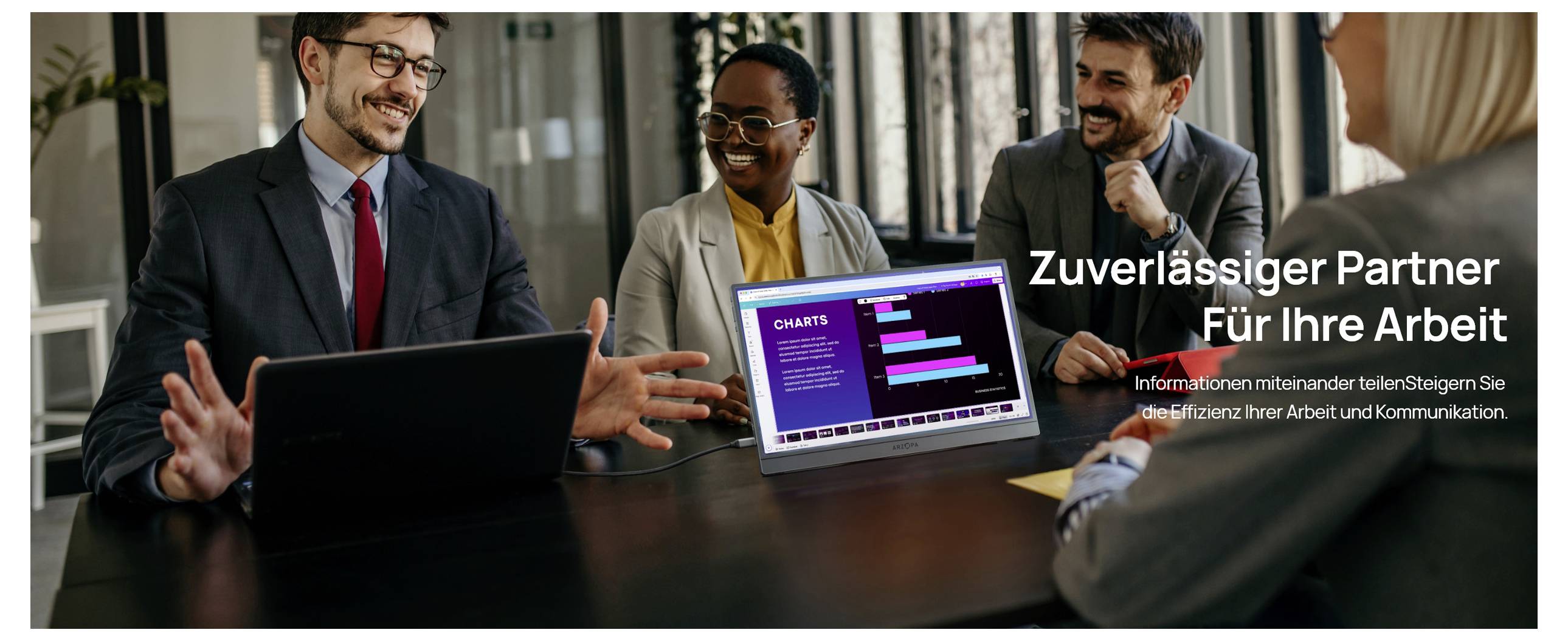 Een groep van vier personen in zakelijke kleding zit aan een tafel en voert een discussie. Een laptop toont een staafdiagram. De Duitse tekst luidt 'Betrouwbare partner voor uw werk'.