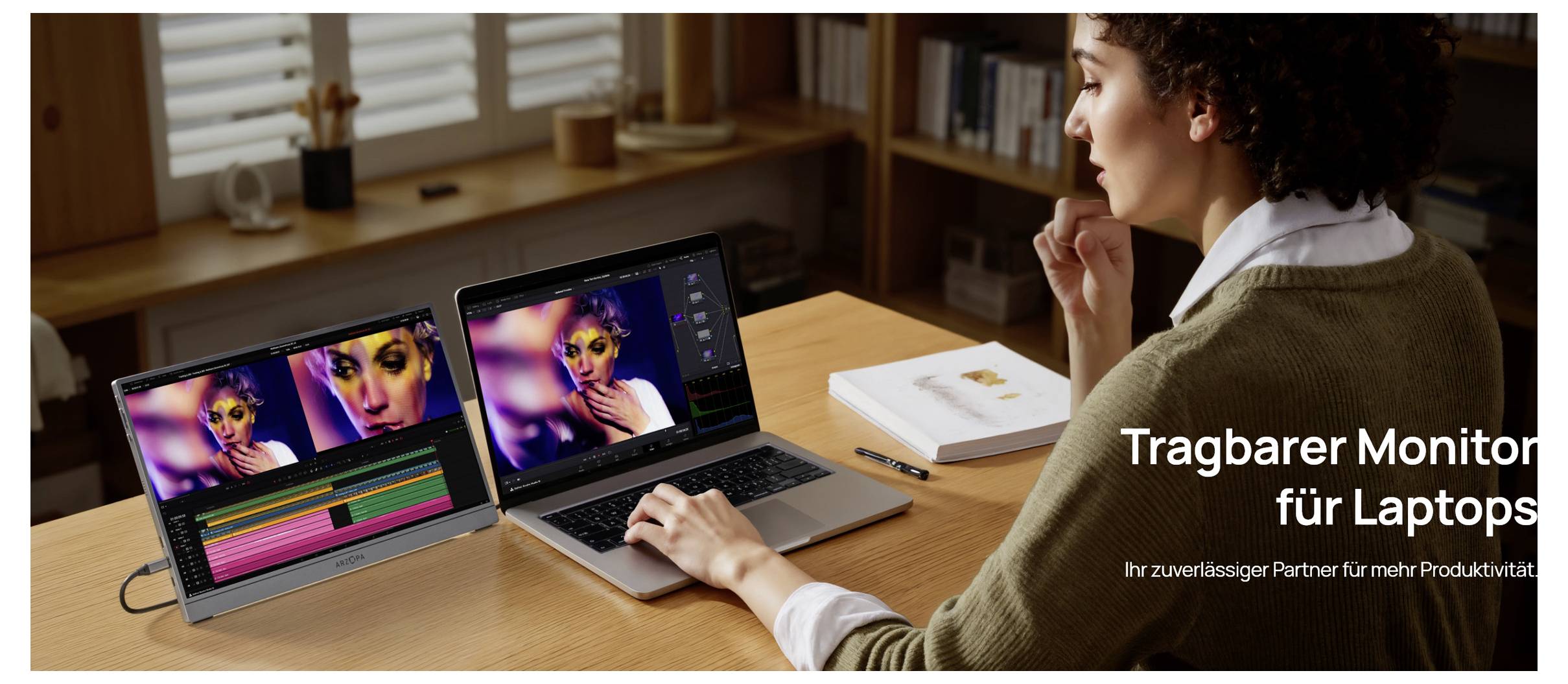 Een persoon die een laptop gebruikt met een externe monitor waarop videobewerkingssoftware wordt weergegeven. Tekst: 'Draagbare monitor voor laptops'.