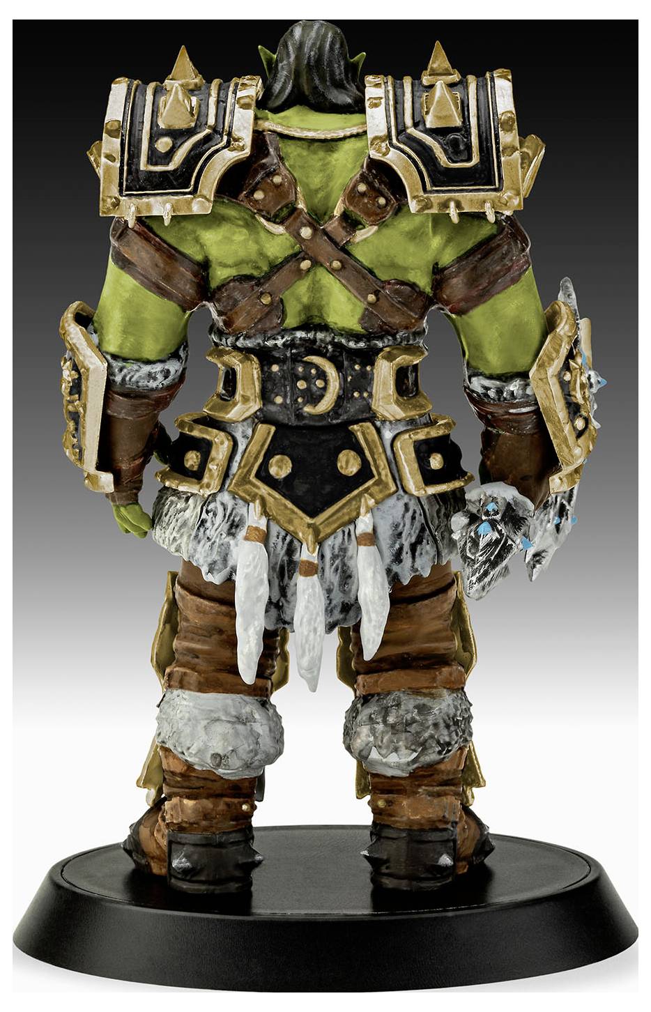 Een gedetailleerde afbeelding van een personage met groene huid, gekleed in pantserplaten, die met de rug naar de kijker staat en is versierd met decoratieve harnas elementen.