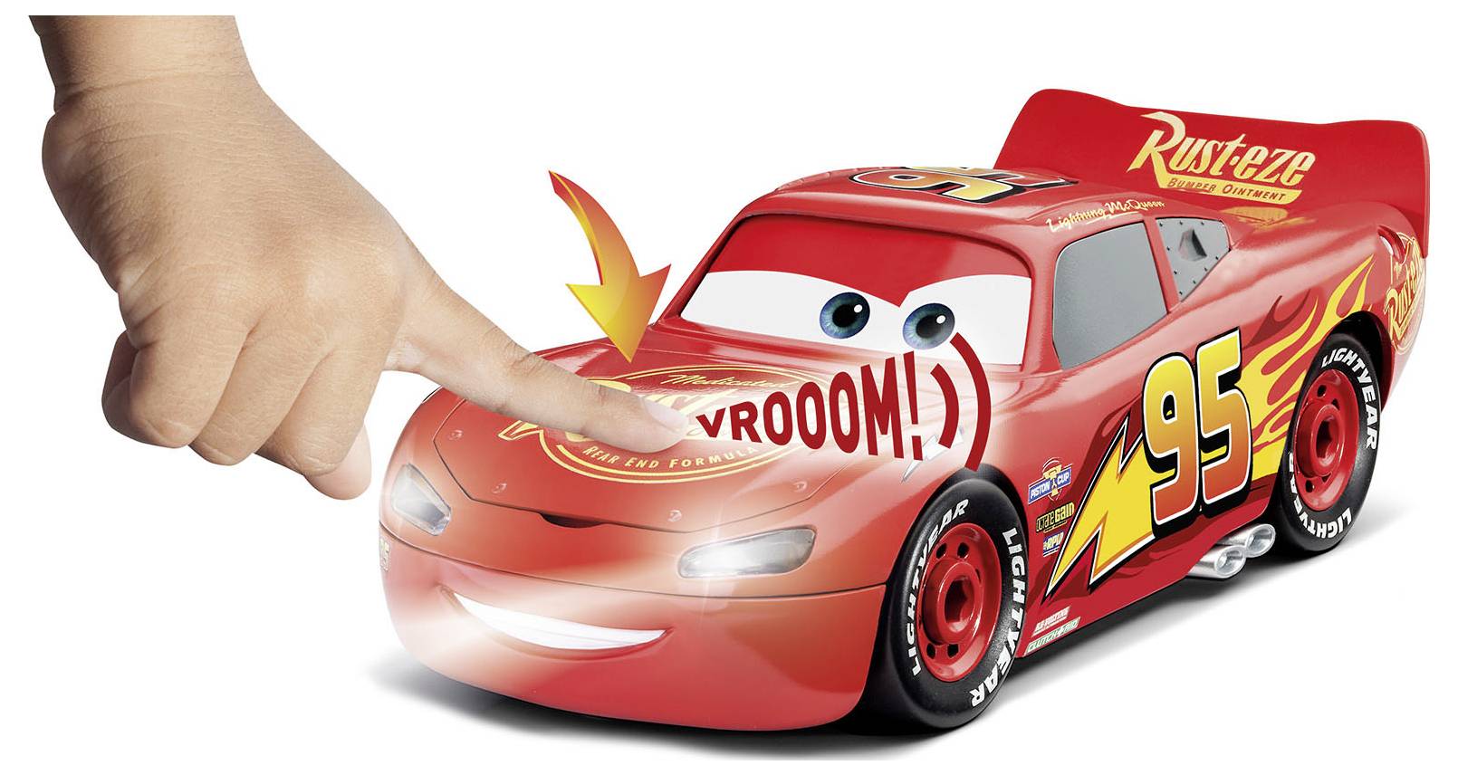 Een hand drukt op de motorkap van een rode speelgoed raceauto met '95' aan de zijkant, waardoor lichten en een geluideffect 'Vroom!' worden geactiveerd.
