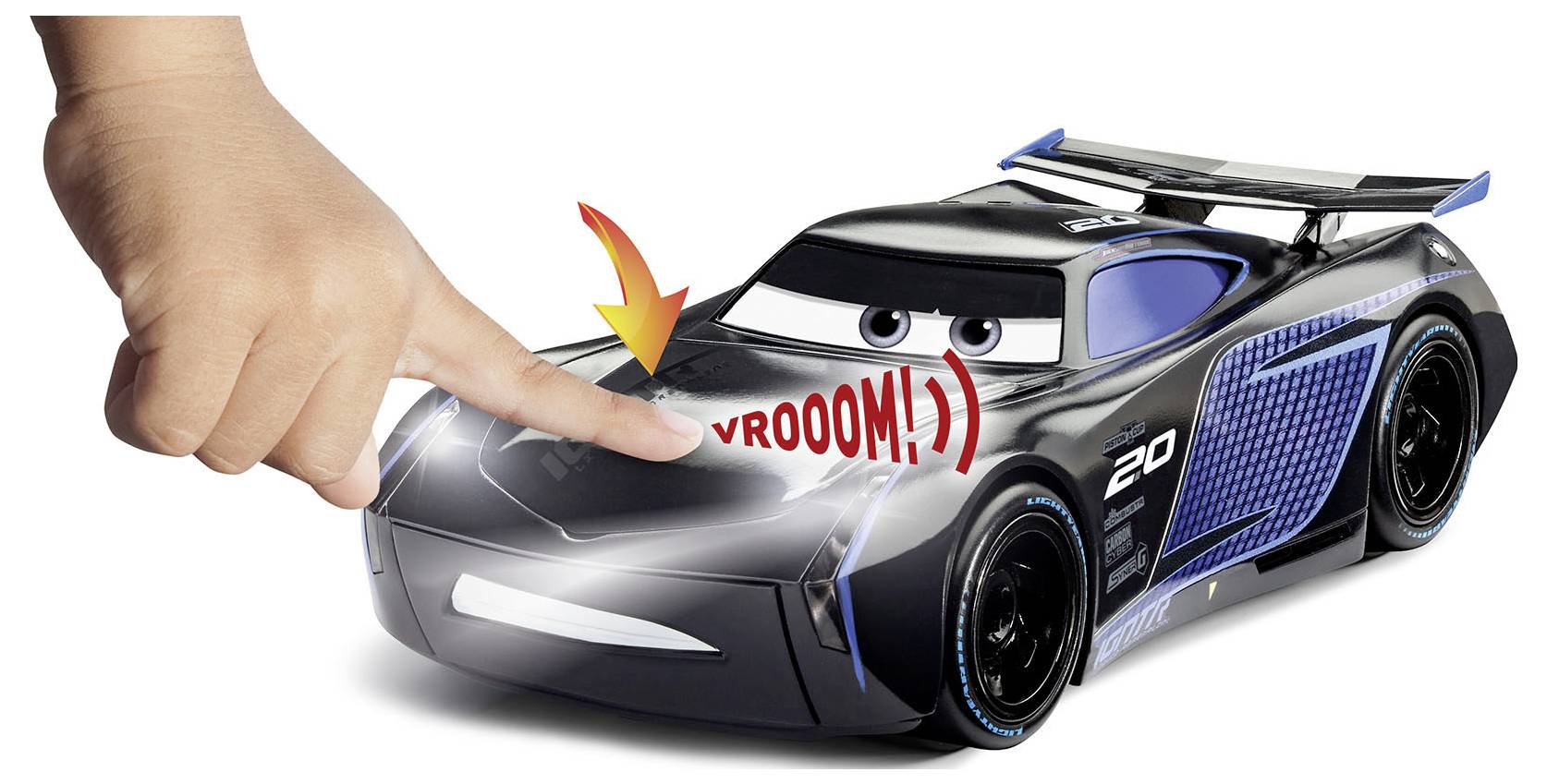 Een hand drukt op de motorkap van een speelgoed racewagen, waardoor deze gaat oplichten en een 'VROOOM!' geluid maakt, wat een interactieve functie voorstelt.