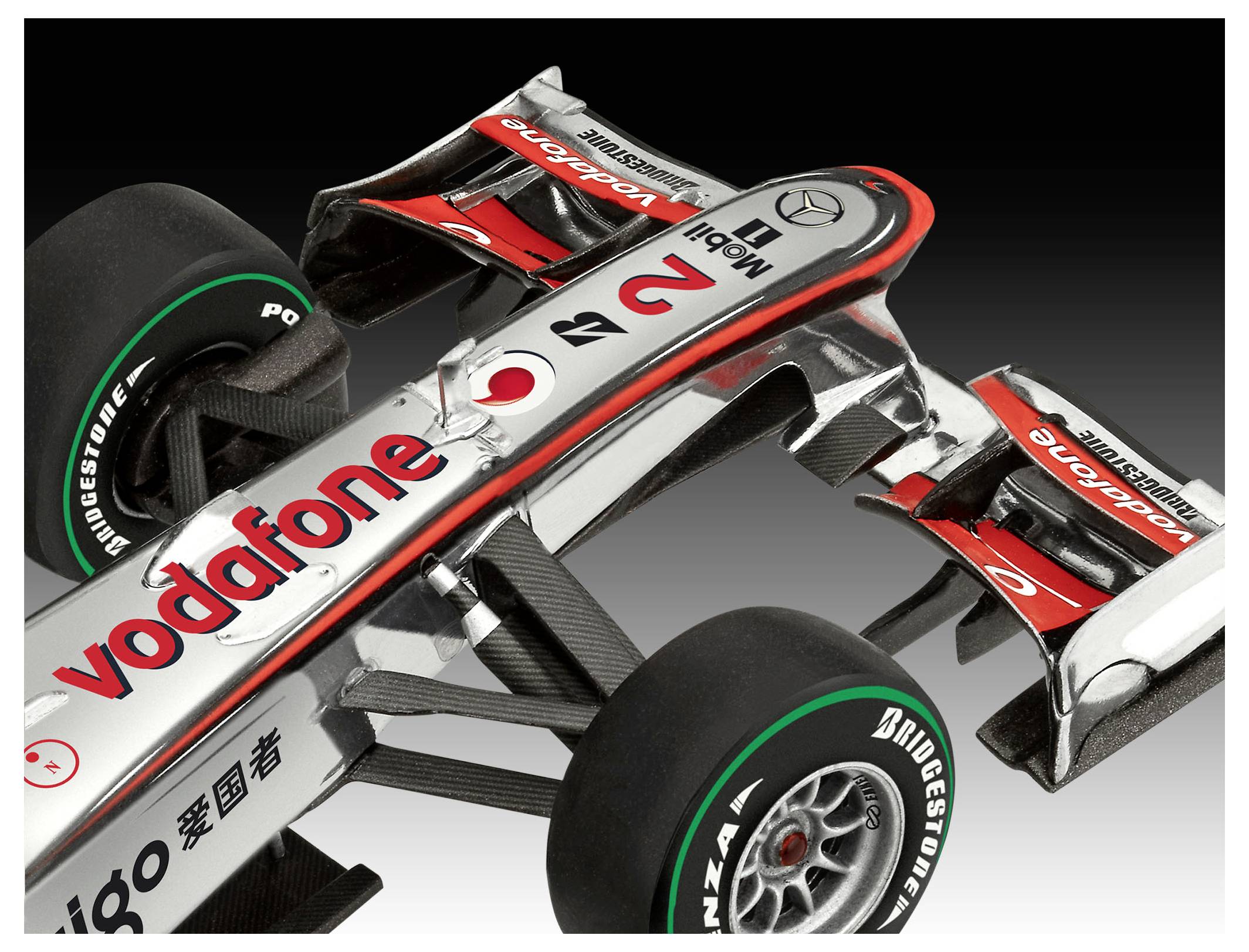 Een close-up van de voorvleugel van een Formule 1-auto met 'vodafone' branding en een strak design, waarbij de geavanceerde aerodynamische kenmerken worden benadrukt.