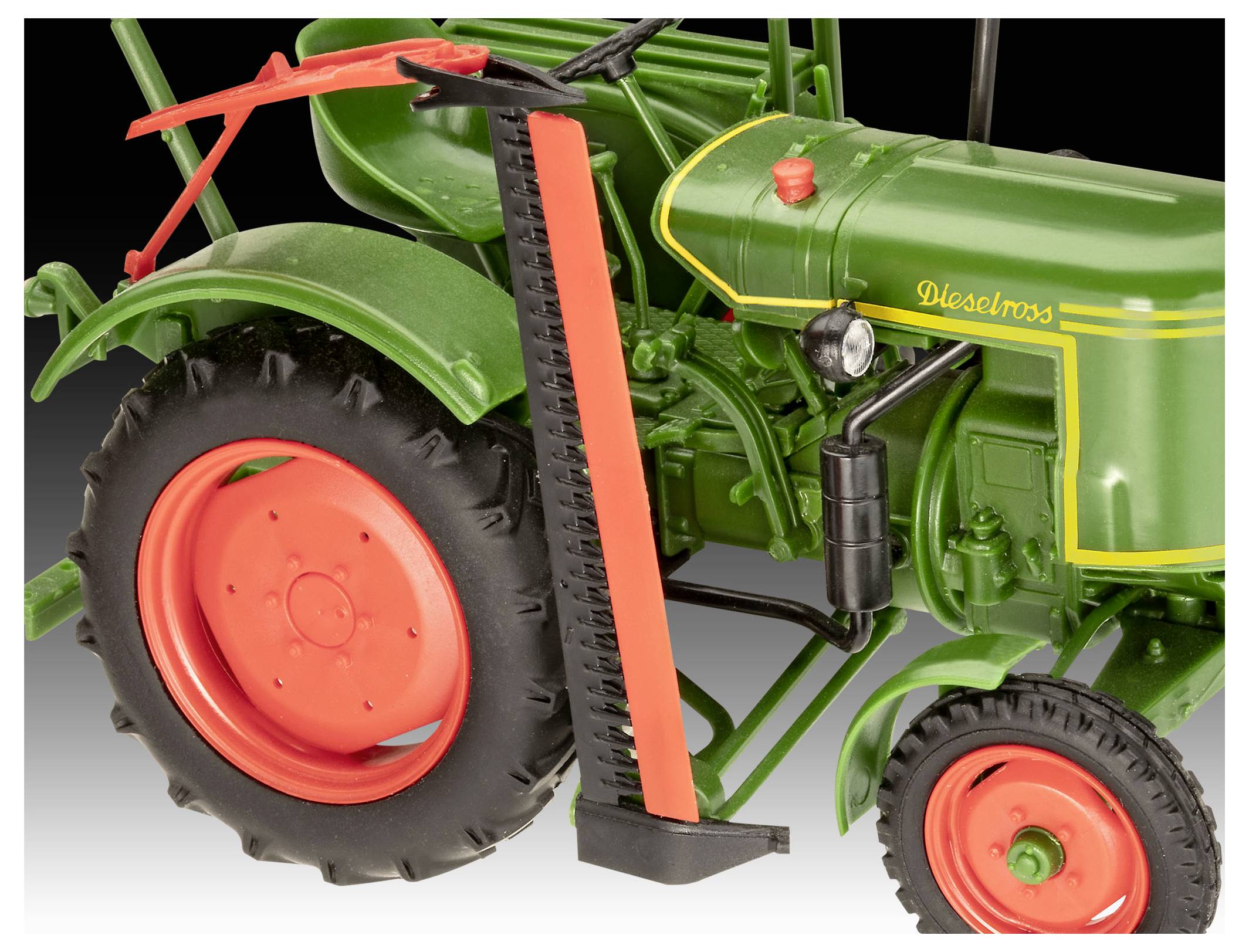 Een gedetailleerd model van een groene en oranje Dieselross tractor, met een nadruk op vintage ontwerpkenmerken en een focus op de linkerzijde en het wiel.